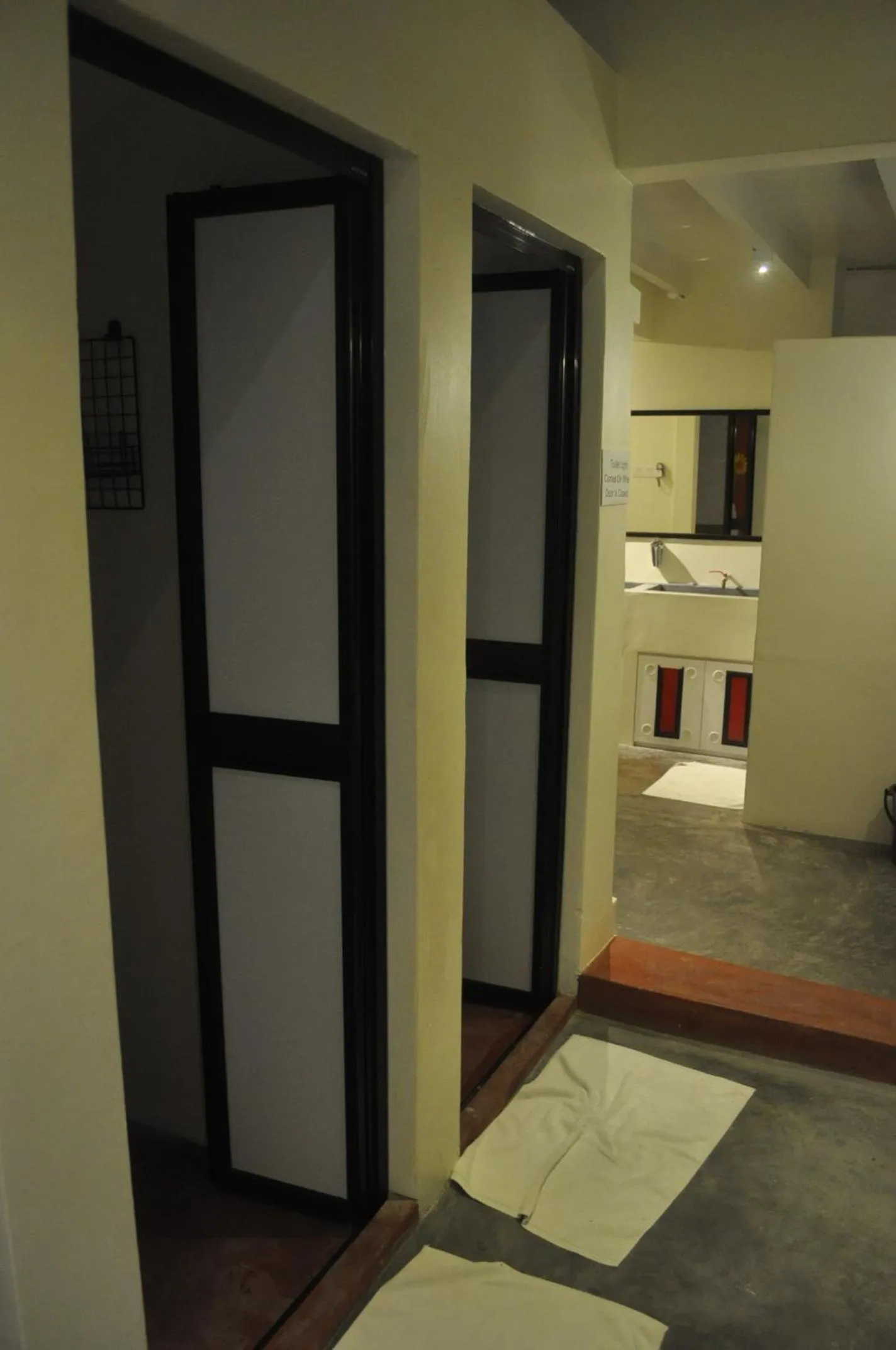 Shower, Bed in Red Inn Court