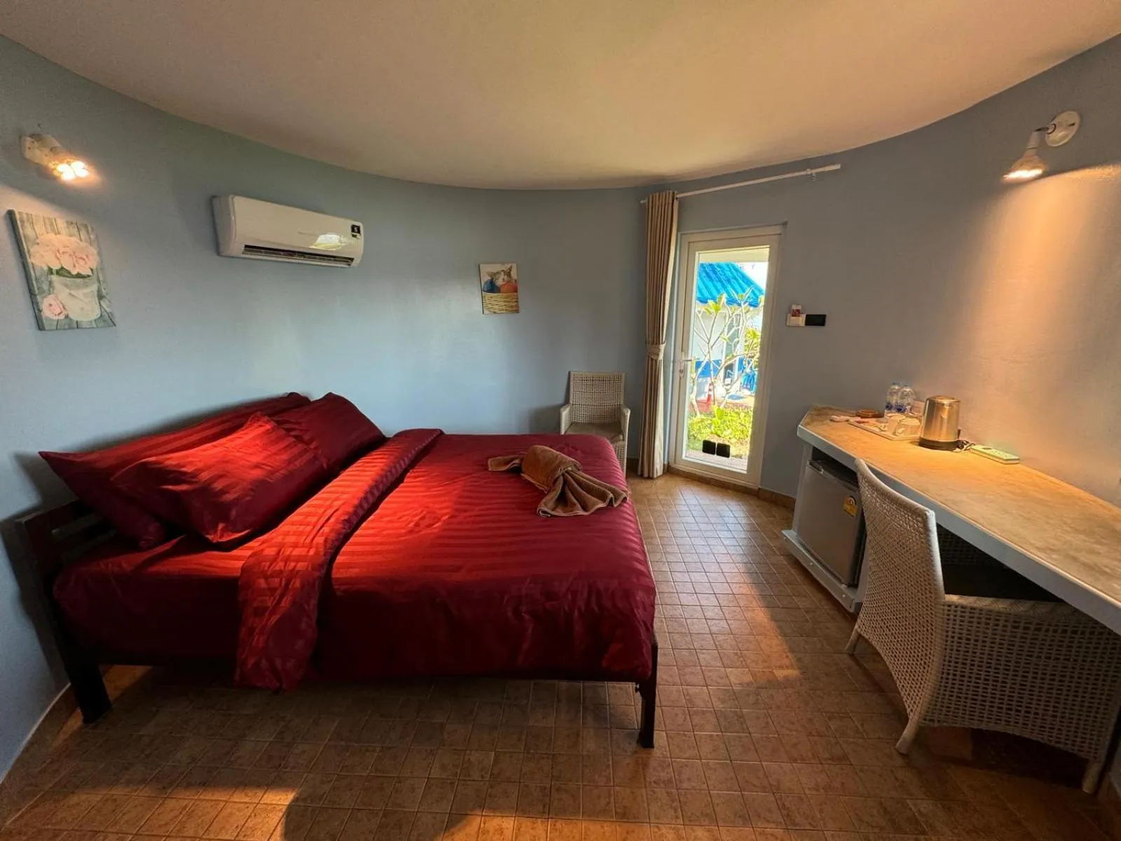 Property building, Bed in Koh Mak Buri Hut Natural Resort