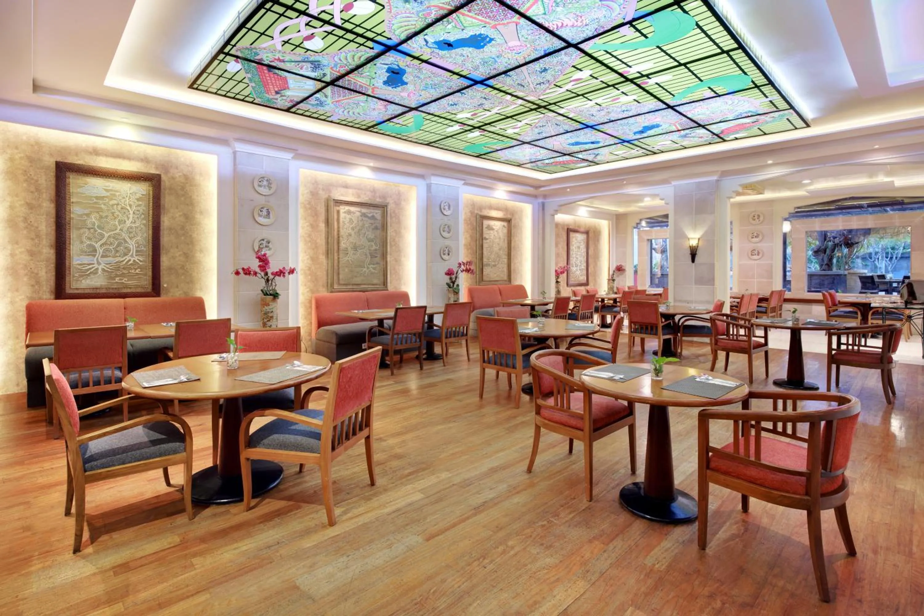 Restaurant/places to eat in Novotel Solo