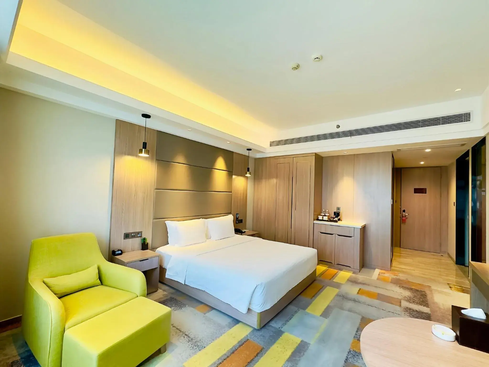 Standard King Room - Smoking in Holiday Inn Nantong Oasis International by IHG Standard King Room - Smoking in Holiday Inn Nantong Oasis International by IHG
