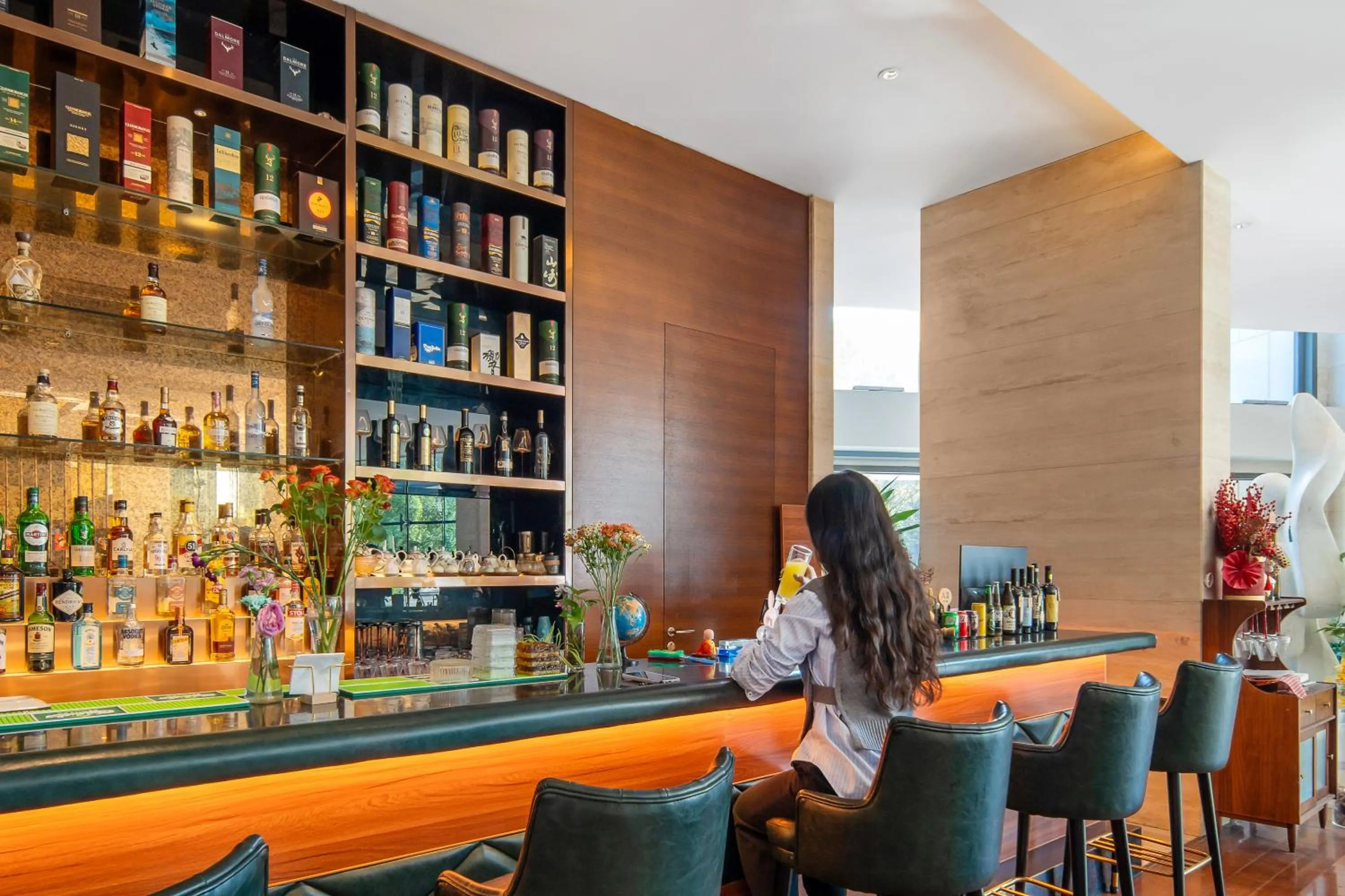 Lounge or bar in Holiday Inn Nantong Oasis International by IHG