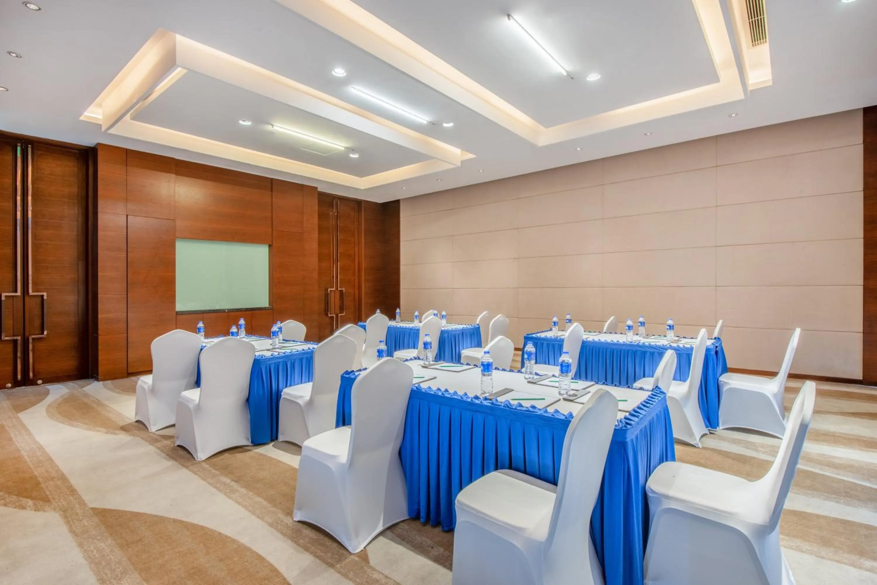 Meeting/conference room in Holiday Inn Nantong Oasis International by IHG