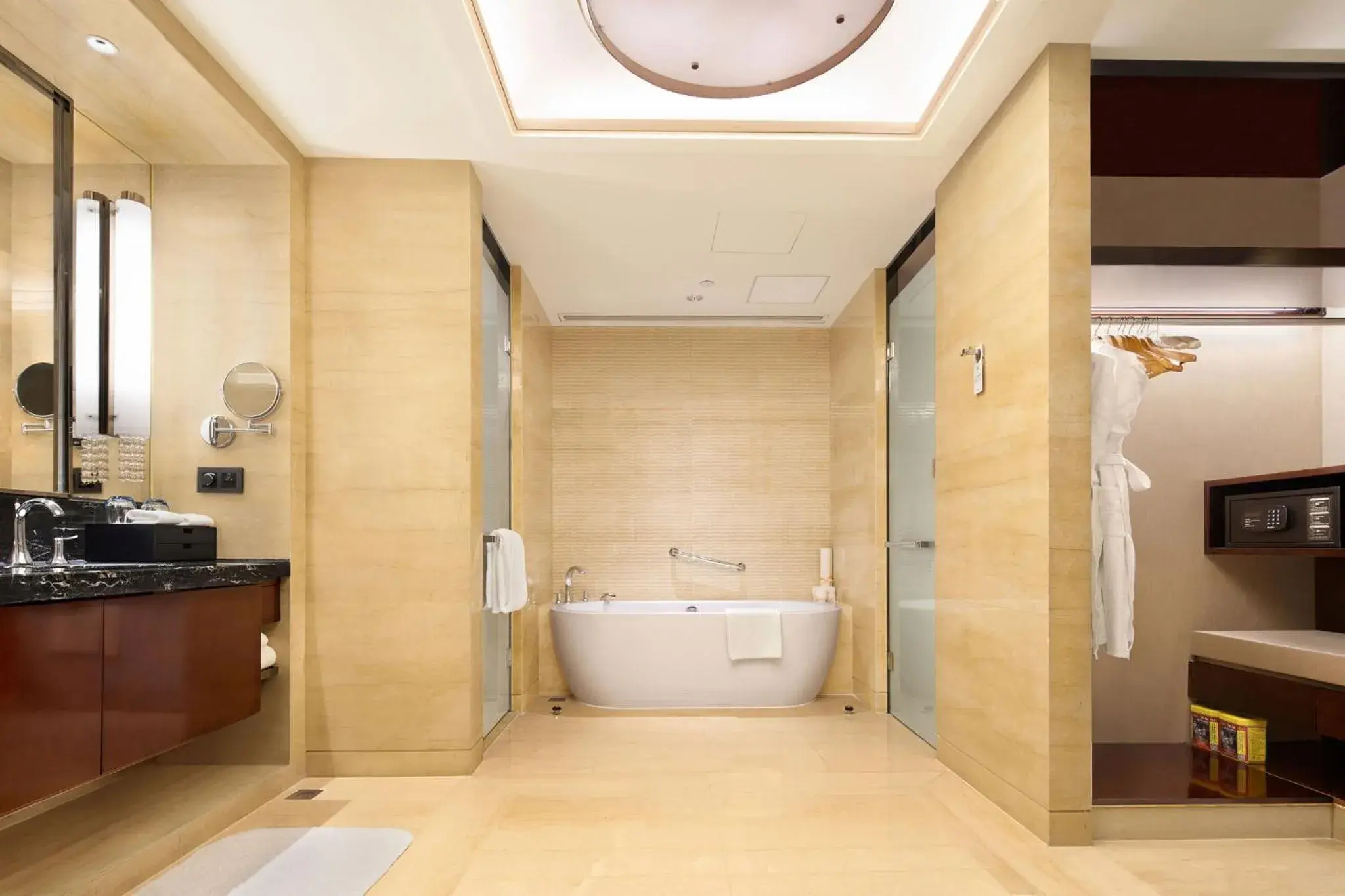 Premium King Room - Lounge Access in Crowne Plaza Chengdu Panda Garden by IHG Premium King Room - Lounge Access in Crowne Plaza Chengdu Panda Garden by IHG