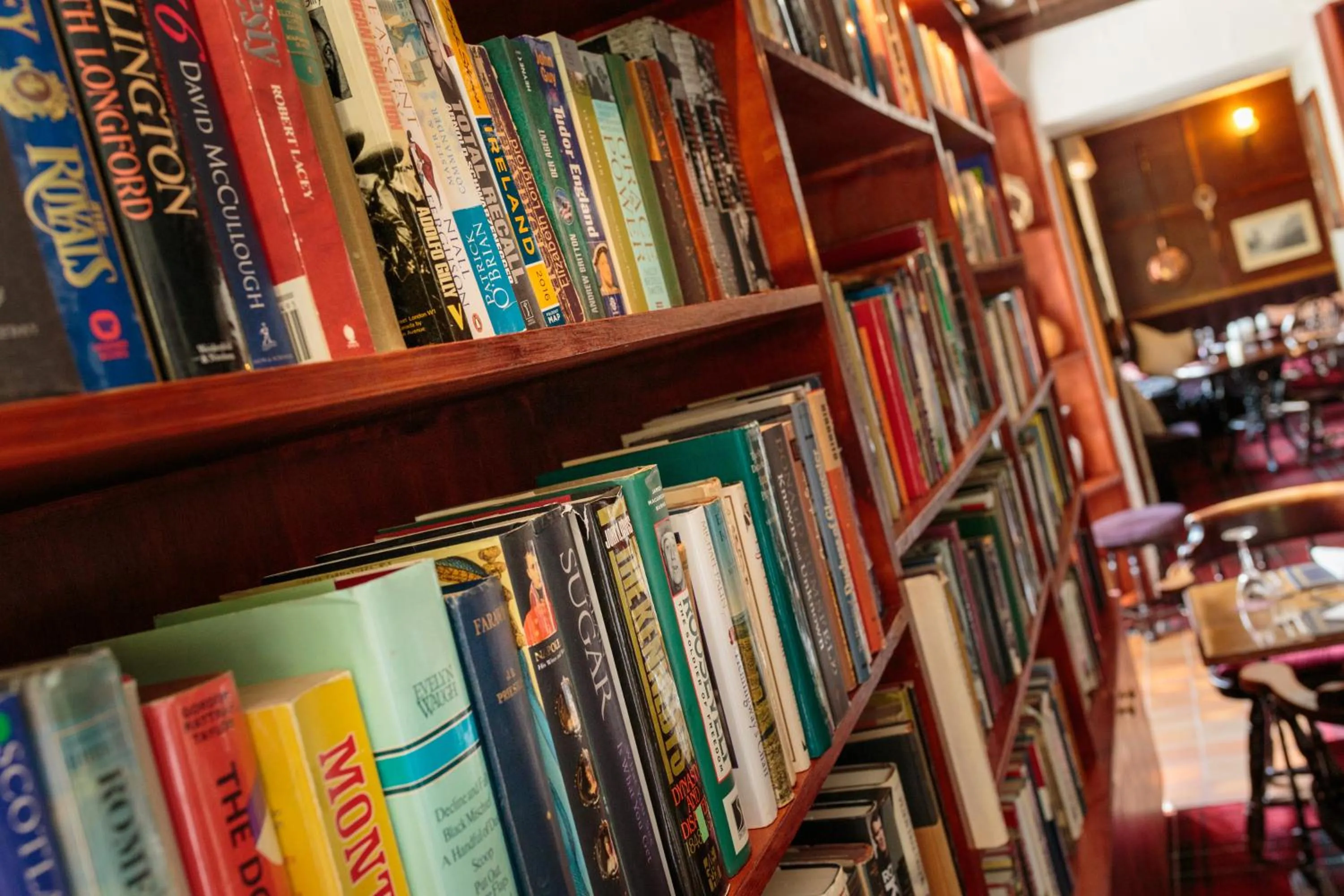 Library in Torrs Warren Country House Hotel