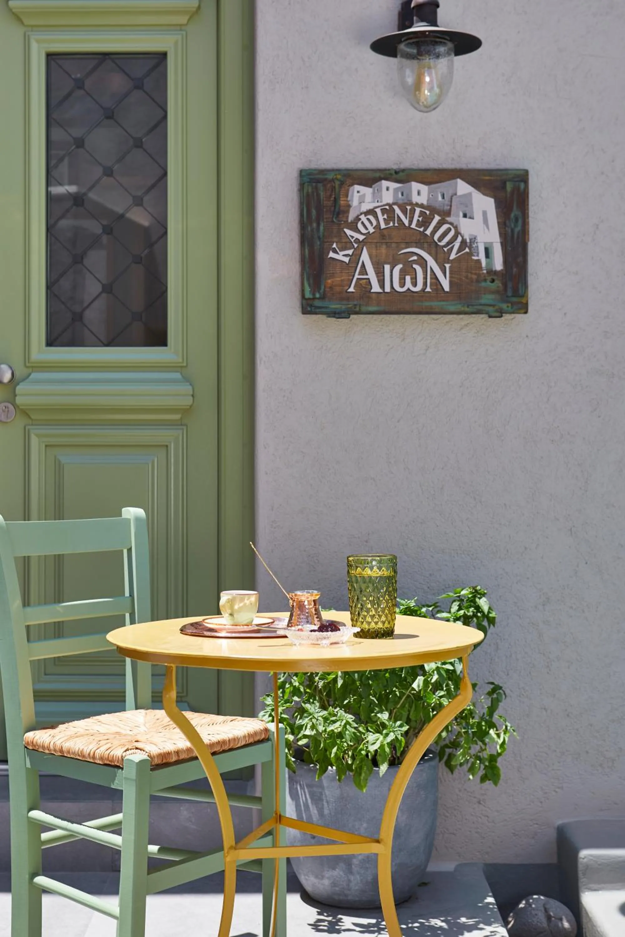 Restaurant/places to eat in Aeon Suites - Adults Only