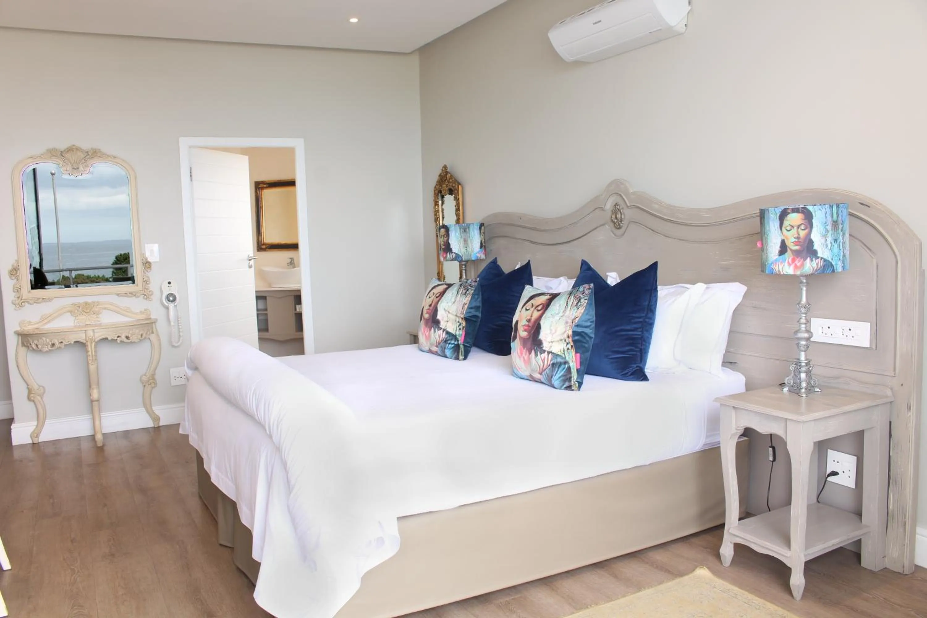 Photo of the whole room, Bed in Hermanus Boutique Guest House