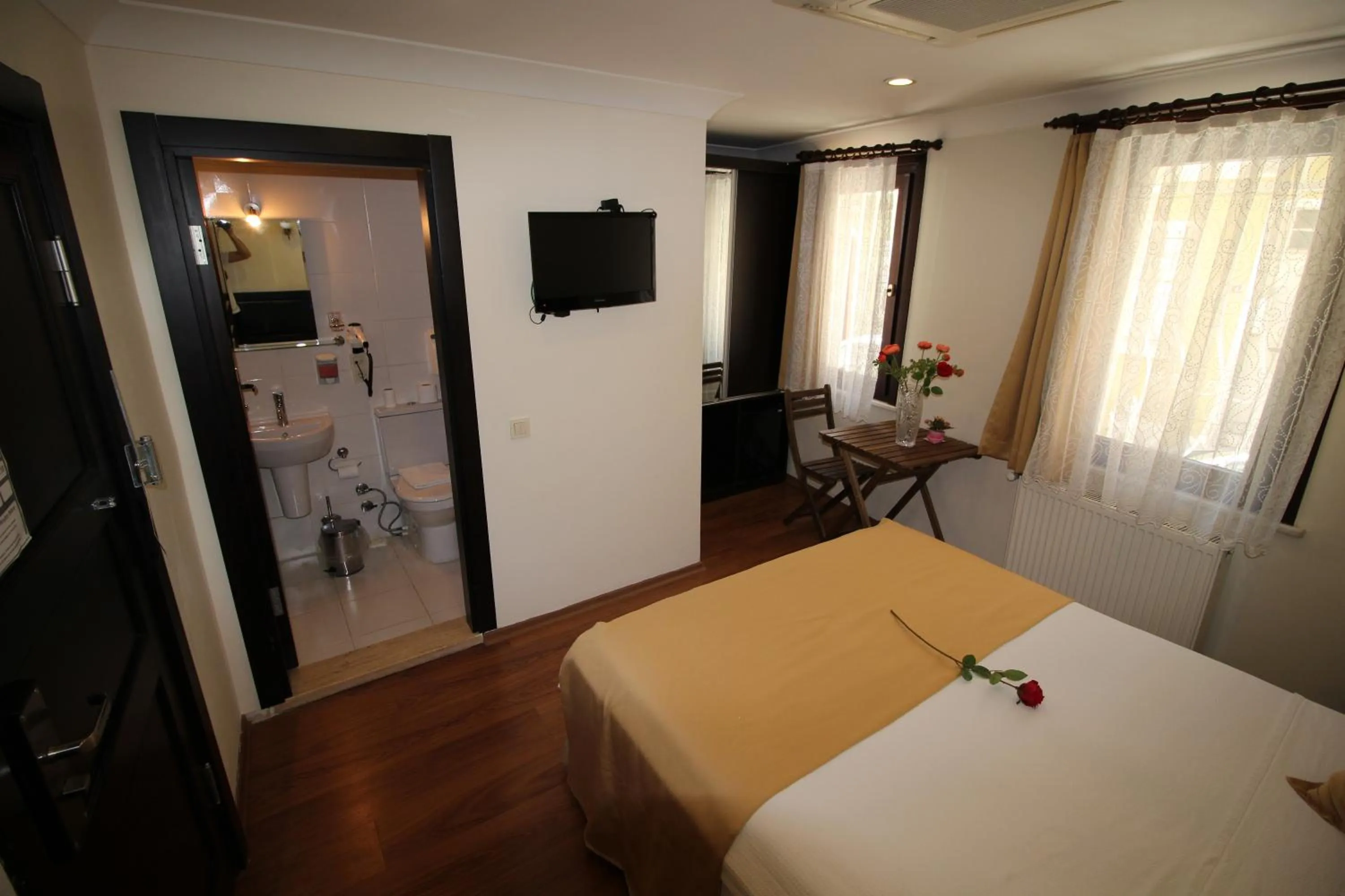 Photo of the whole room, Bed in Sultans Hotel