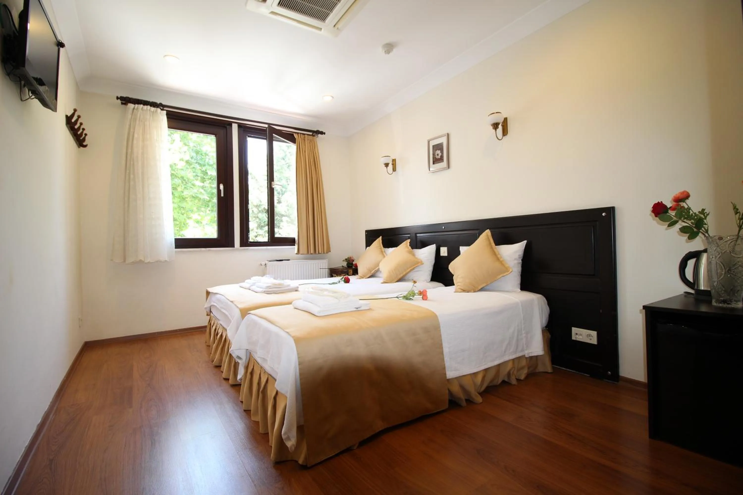 Photo of the whole room, Bed in Sultans Hotel