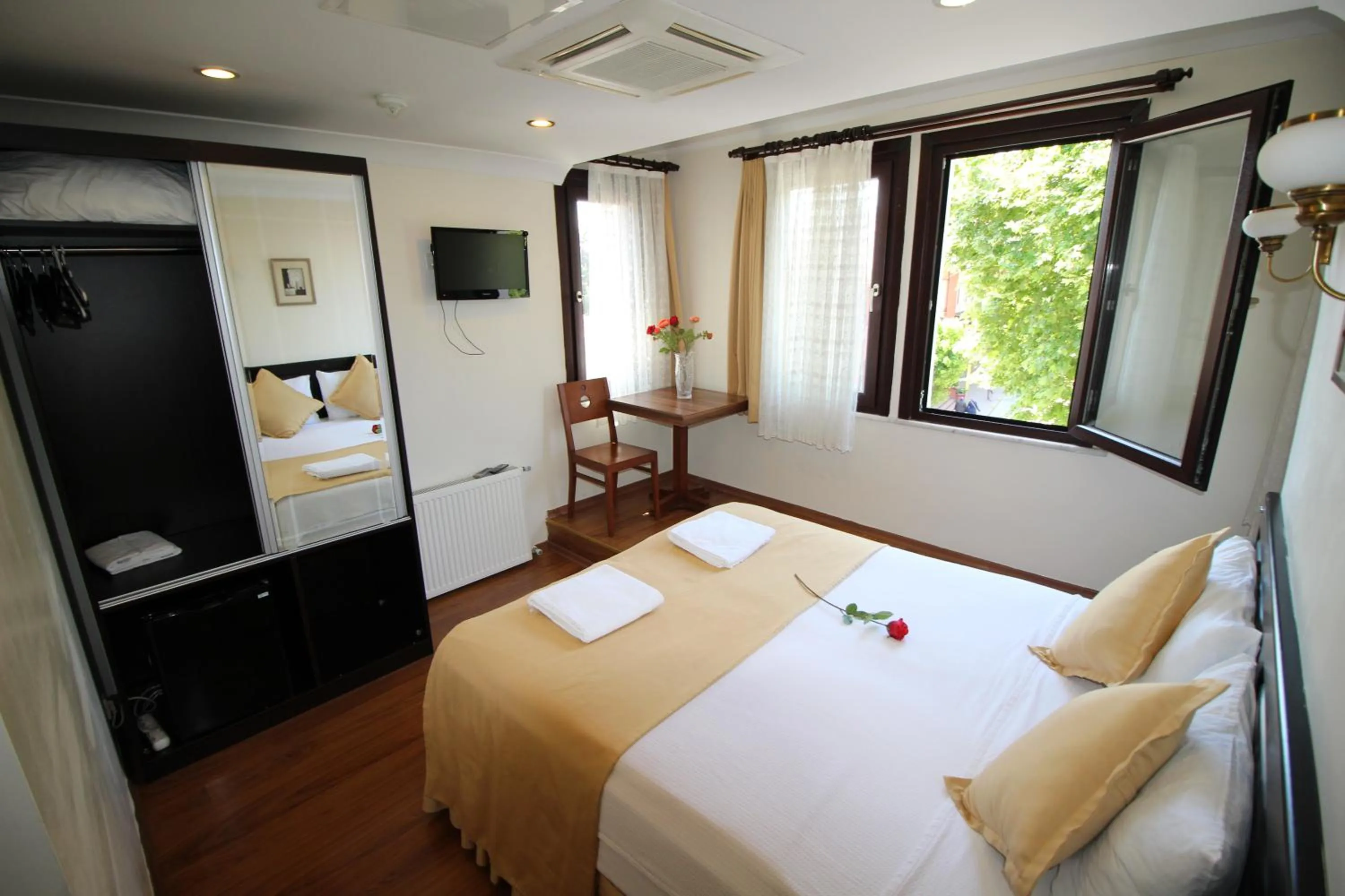 Neighbourhood, Bed in Sultans Hotel