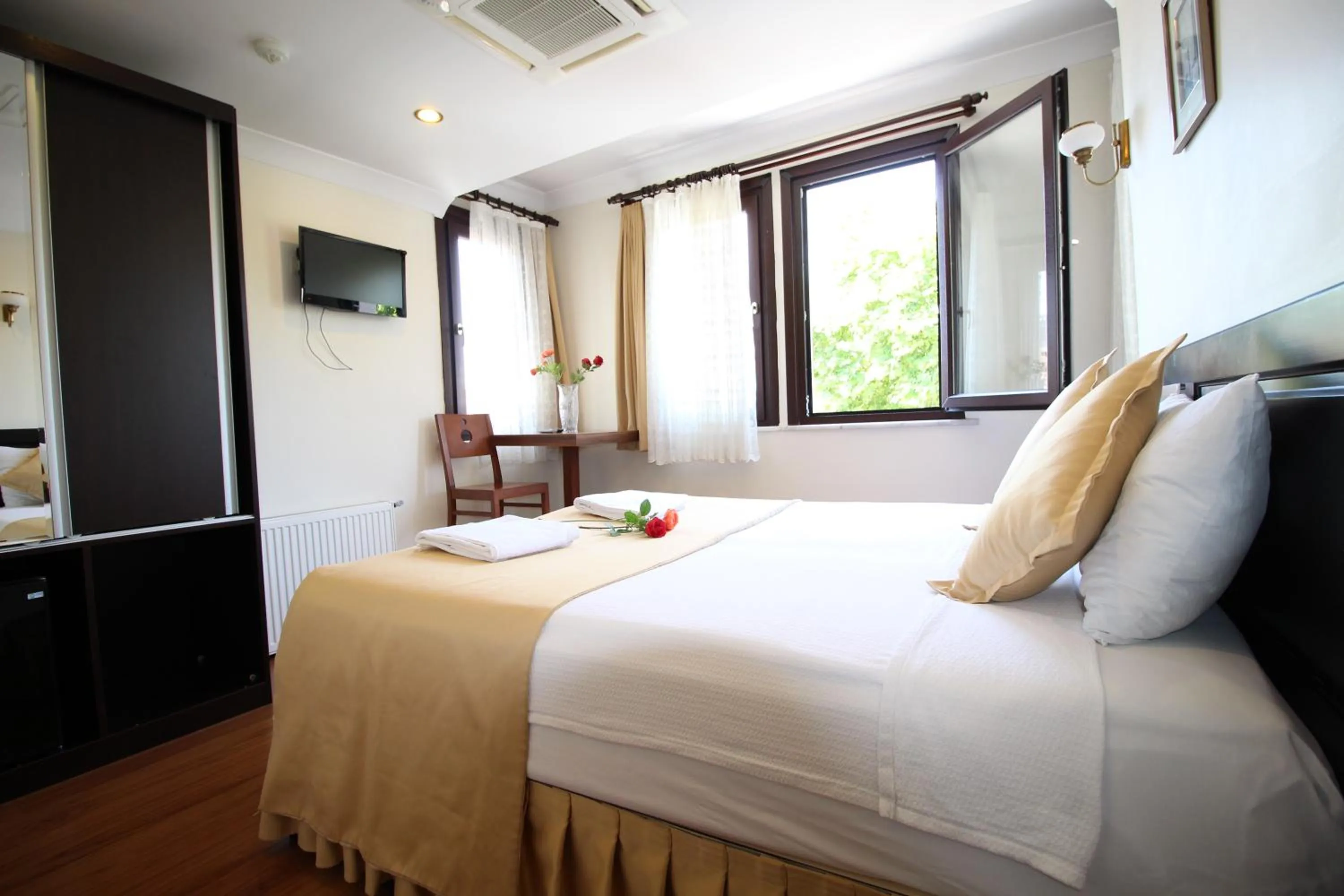 Photo of the whole room, Bed in Sultans Hotel