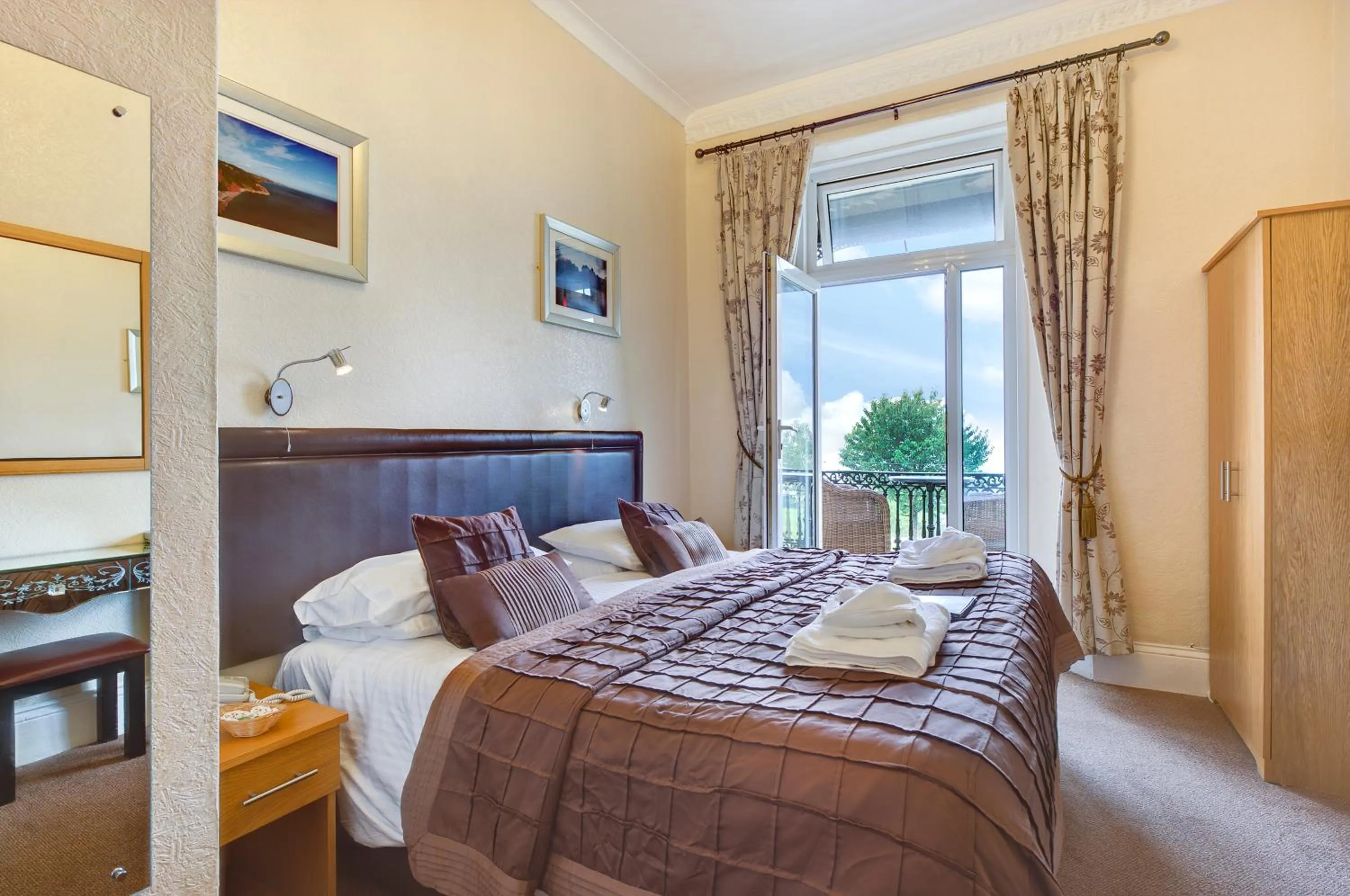 Bedroom, Bed in The Downs, Babbacombe