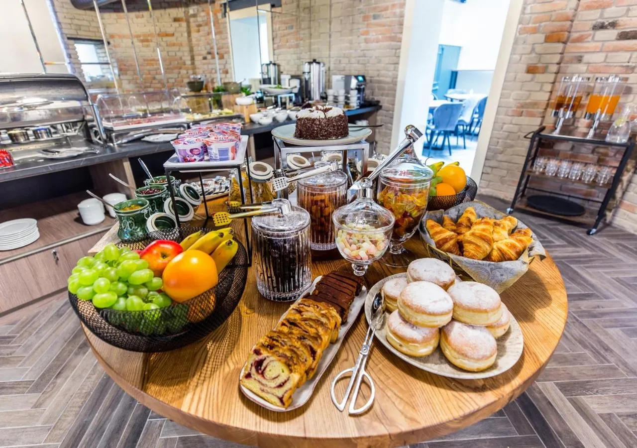 Restaurant/places to eat in Aparthotel Rakowicka Residence