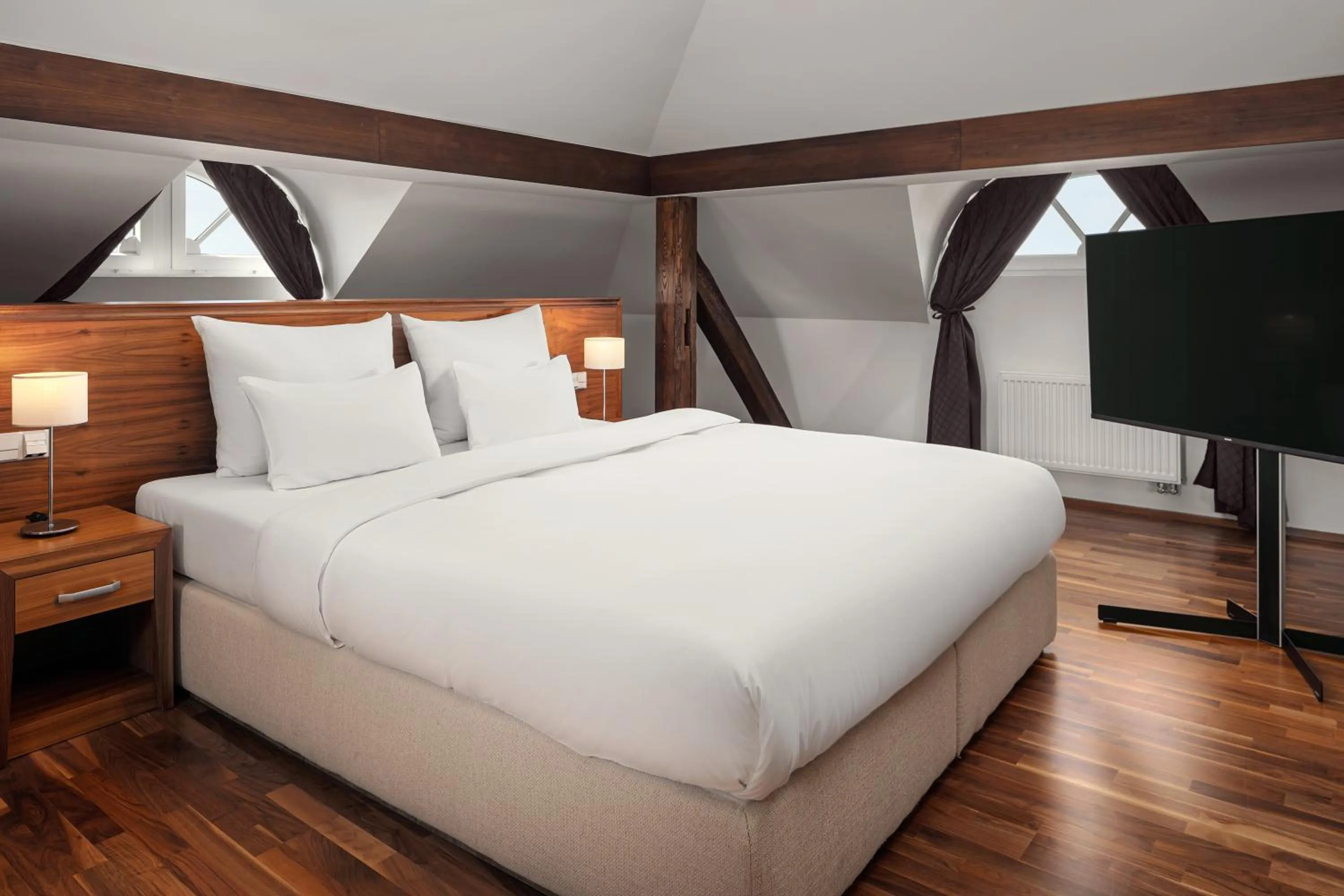 TV and multimedia, Bed in Harvey Spa Hotel