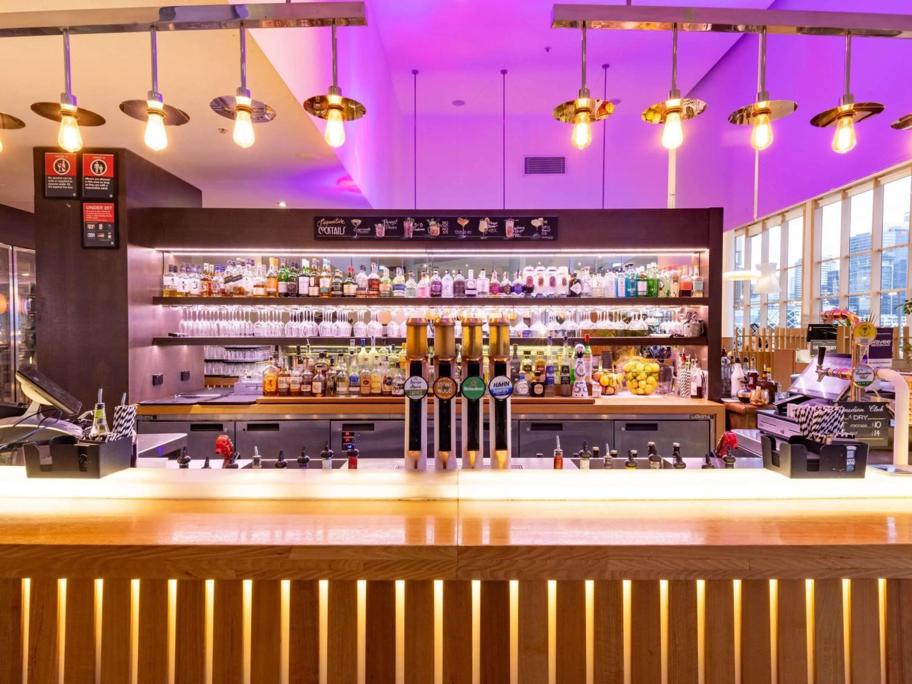 Lounge or bar in Novotel Sydney Darling Harbour