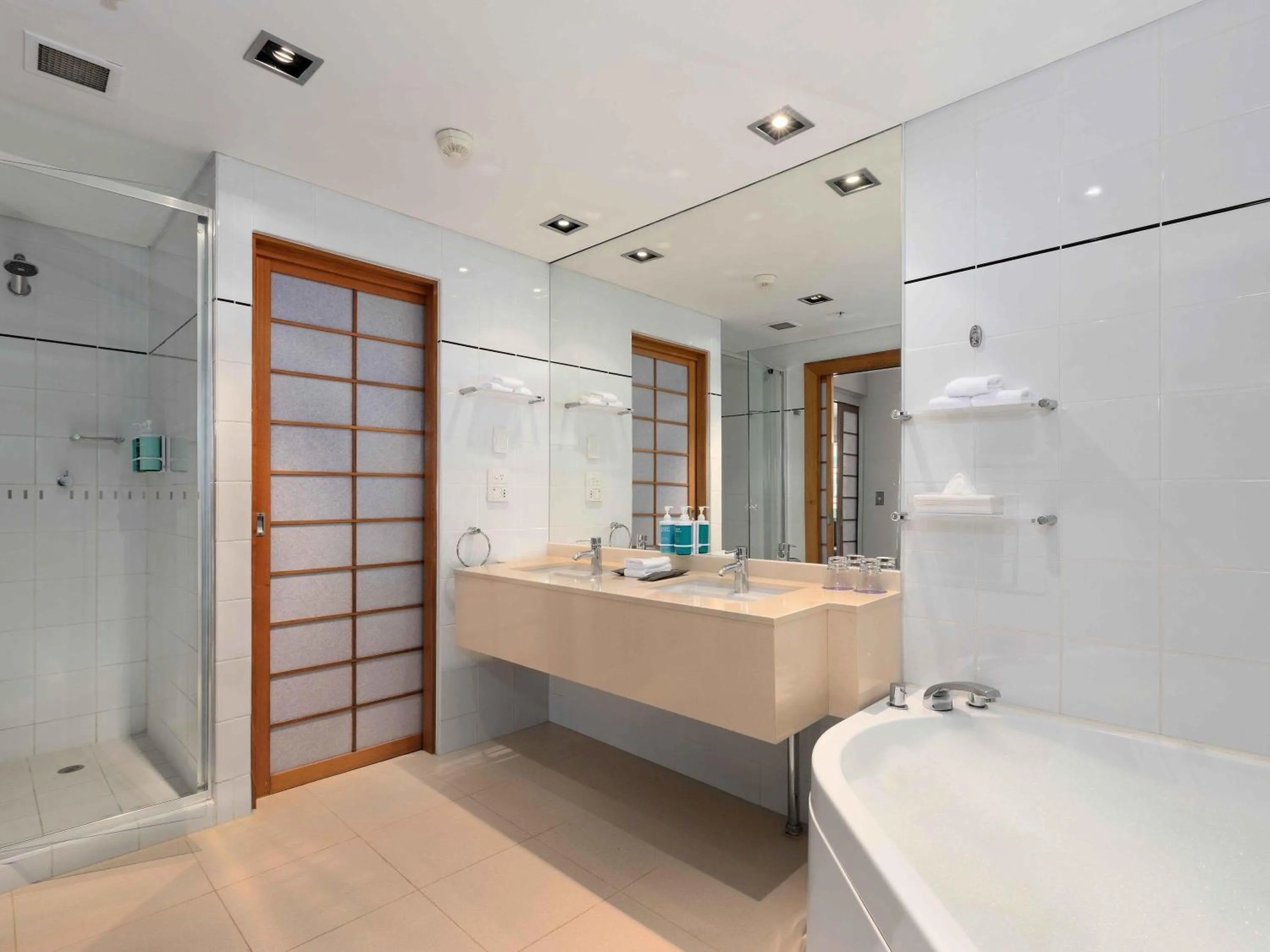 Photo of the whole room in Novotel Sydney Darling Harbour