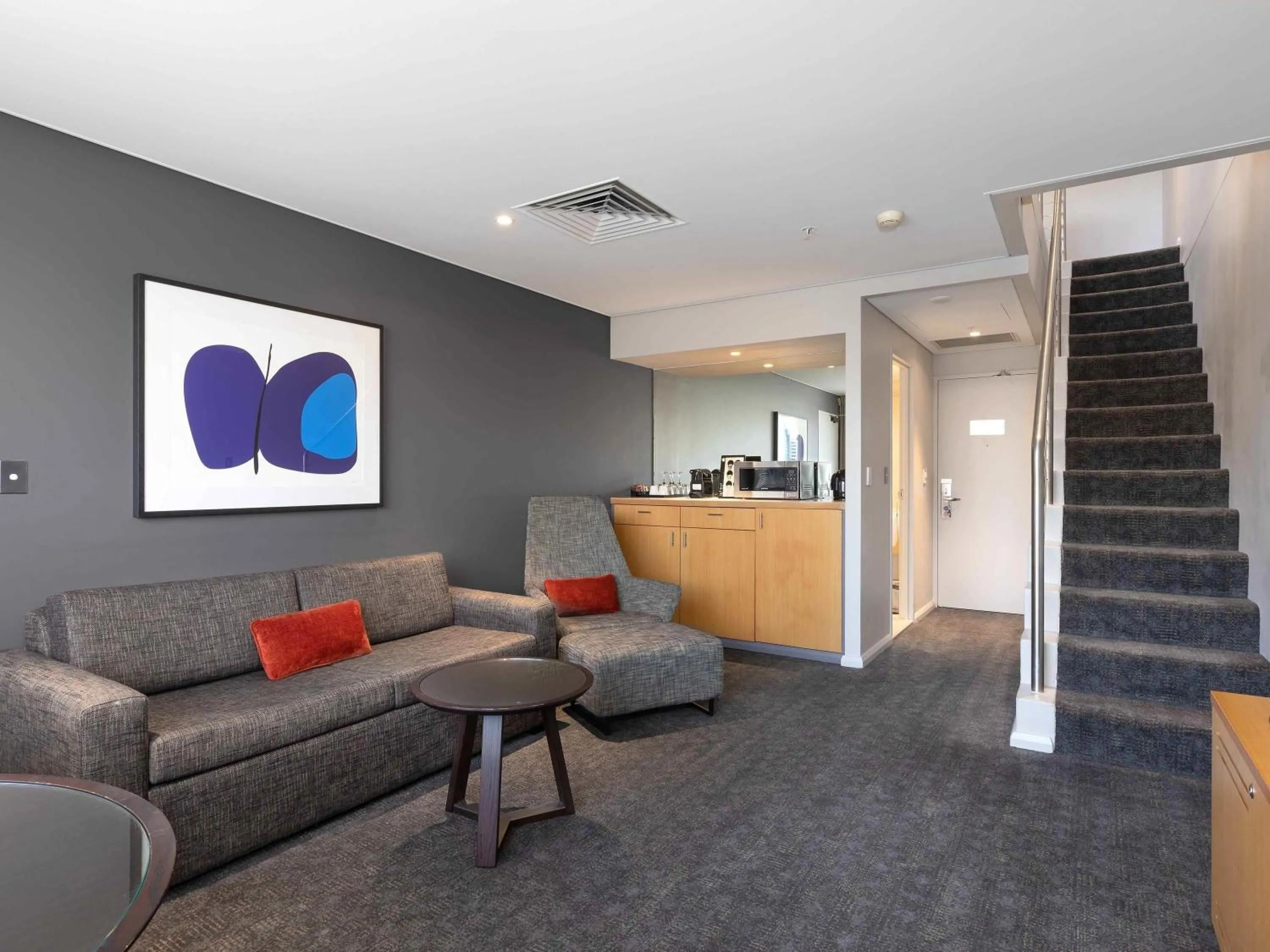 Photo of the whole room in Novotel Sydney Darling Harbour