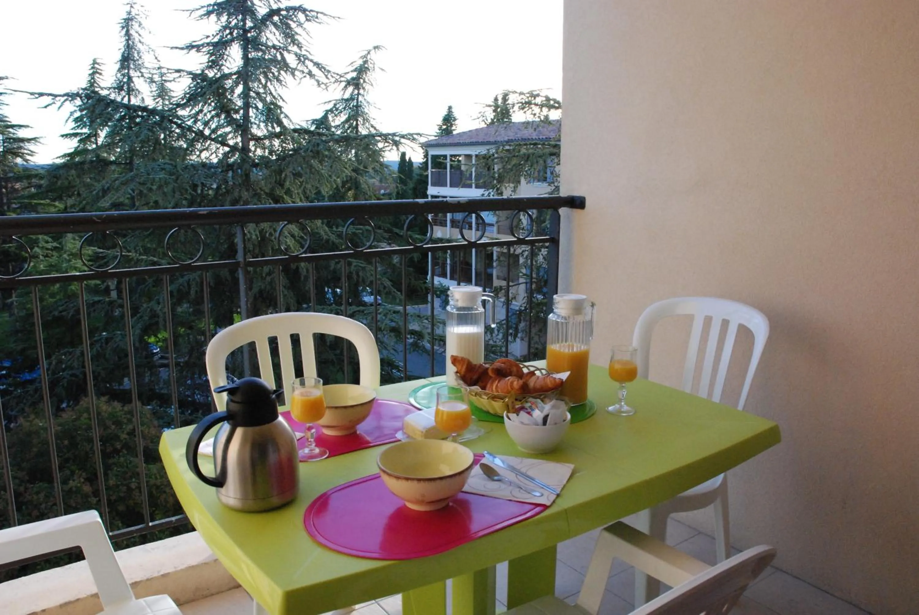 Day in UZES APPART HOTEL Résidence Le Mas des Oliviers