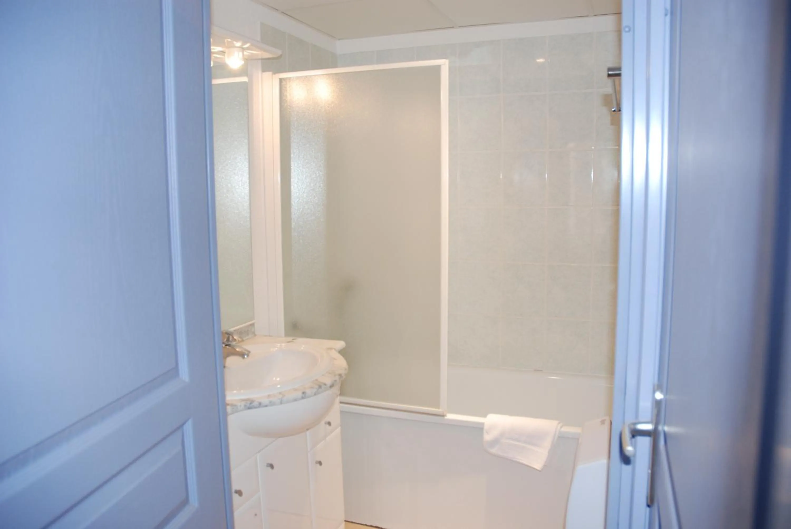 Bathroom in UZES APPART HOTEL Résidence Le Mas des Oliviers