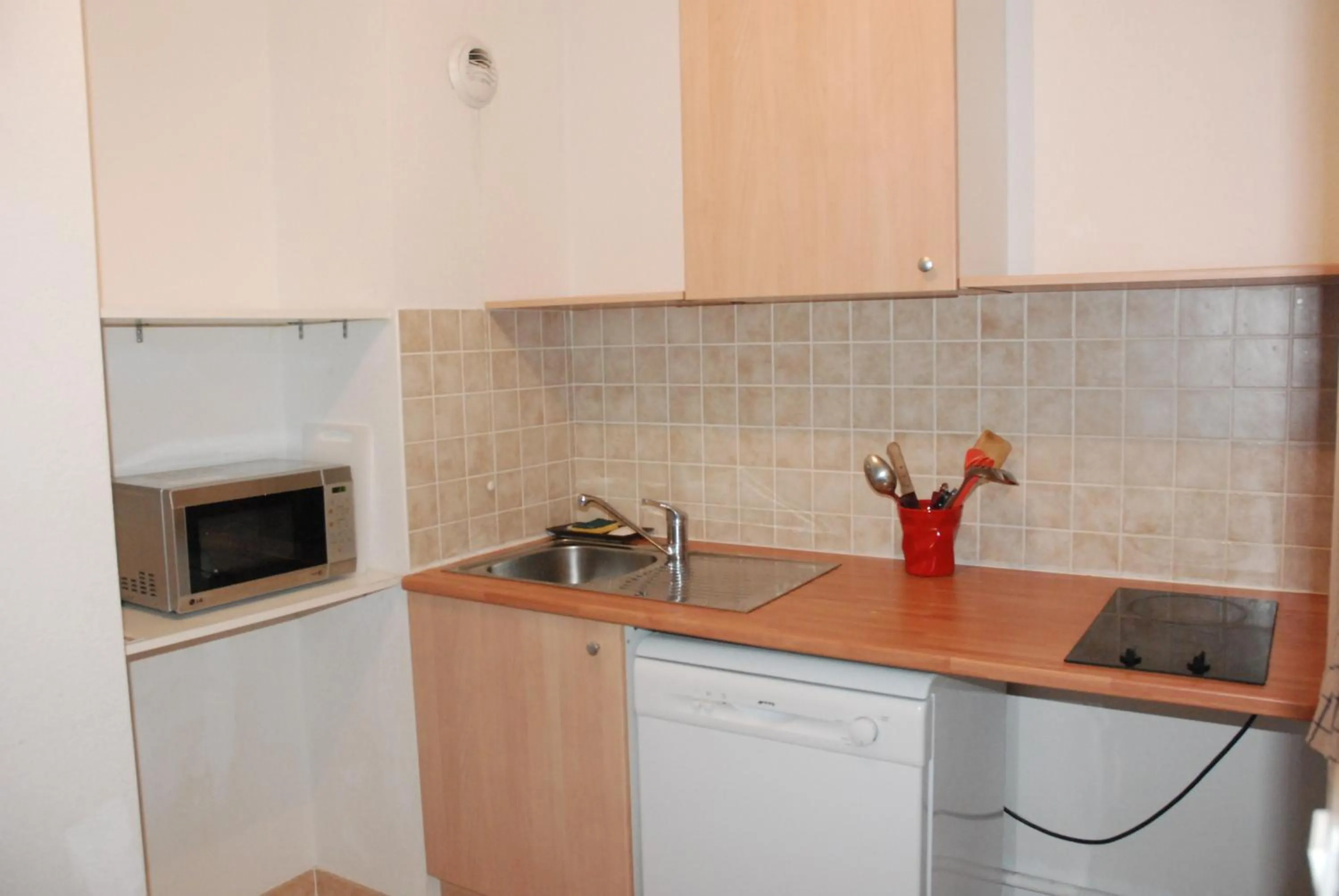 Kitchen or kitchenette in UZES APPART HOTEL Résidence Le Mas des Oliviers