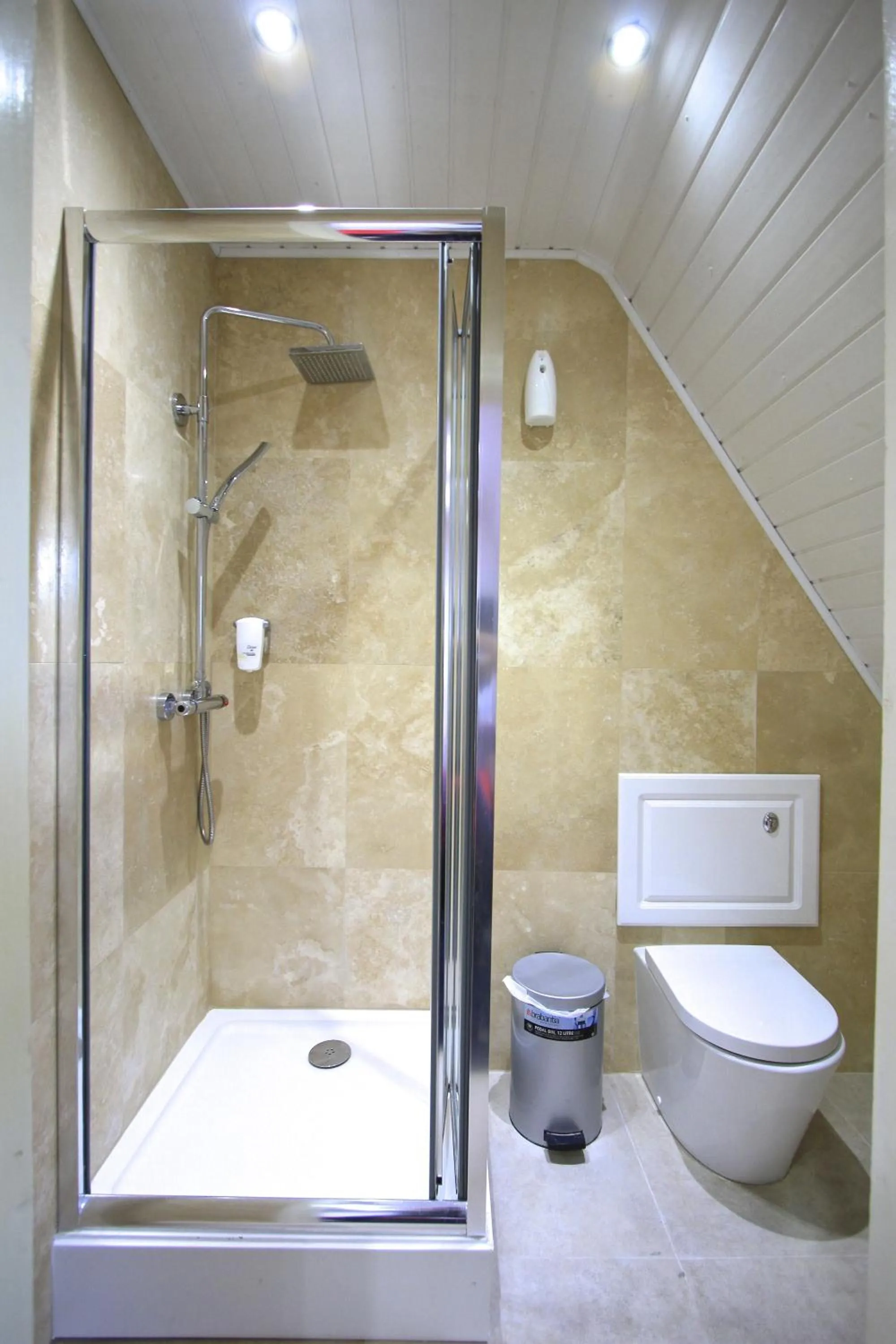 Bathroom in Beaconsfield Hotel