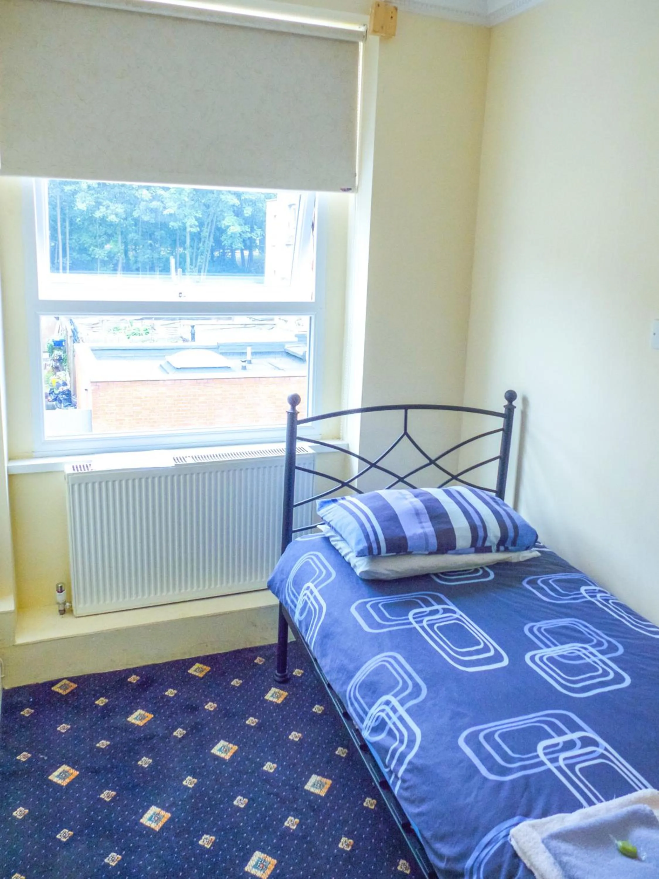 Bedroom, Bed in Beaconsfield Hotel