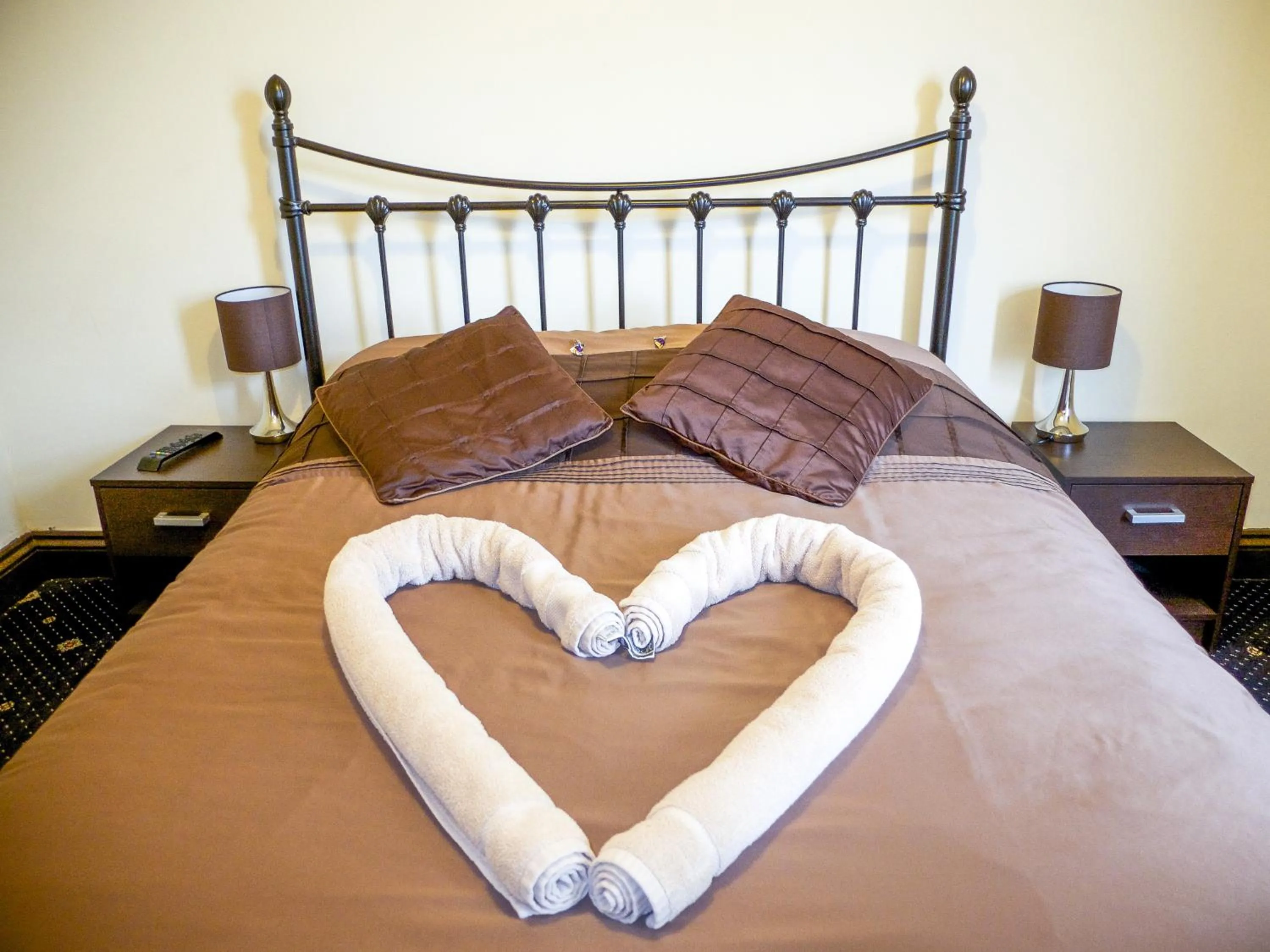 Bedroom, Bed in Beaconsfield Hotel