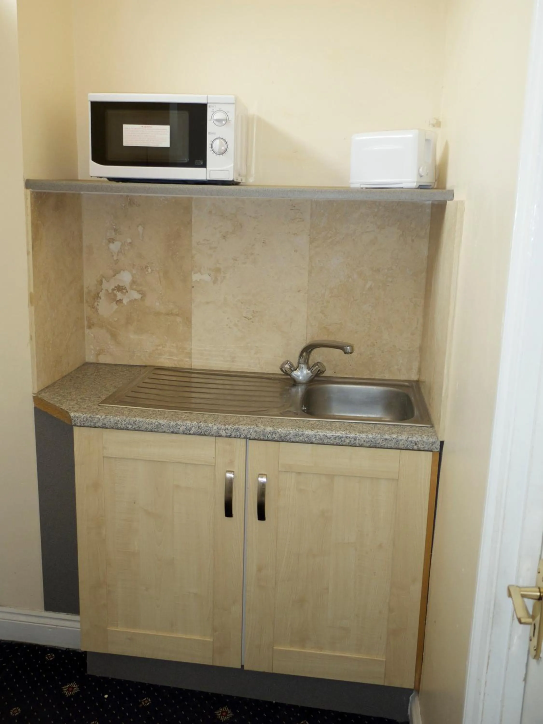 Kitchen or kitchenette in Beaconsfield Hotel