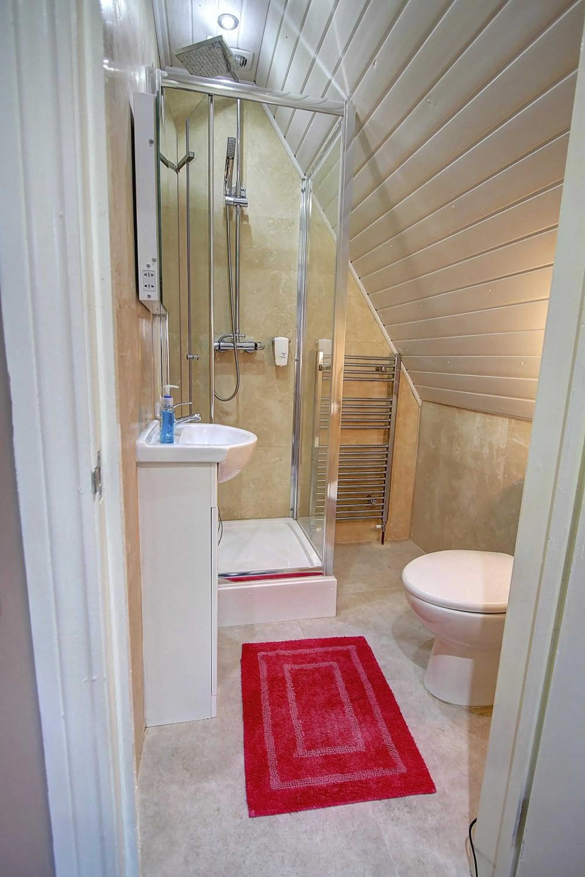 Bathroom in Beaconsfield Hotel