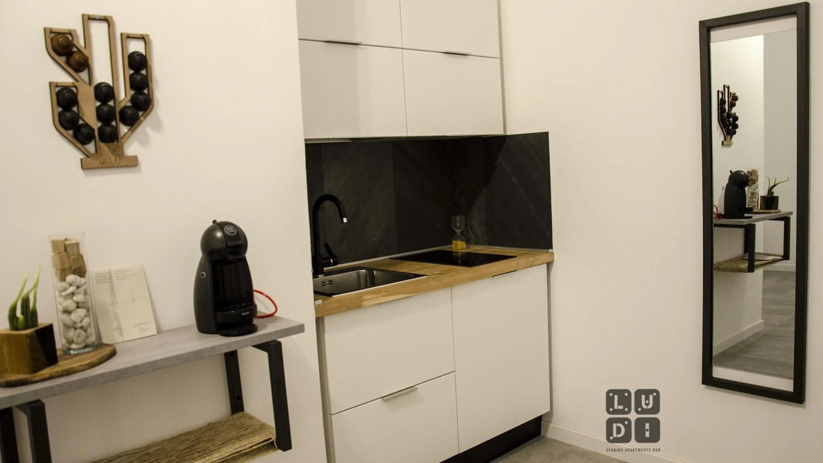 Coffee/tea facilities in Ludi Studios