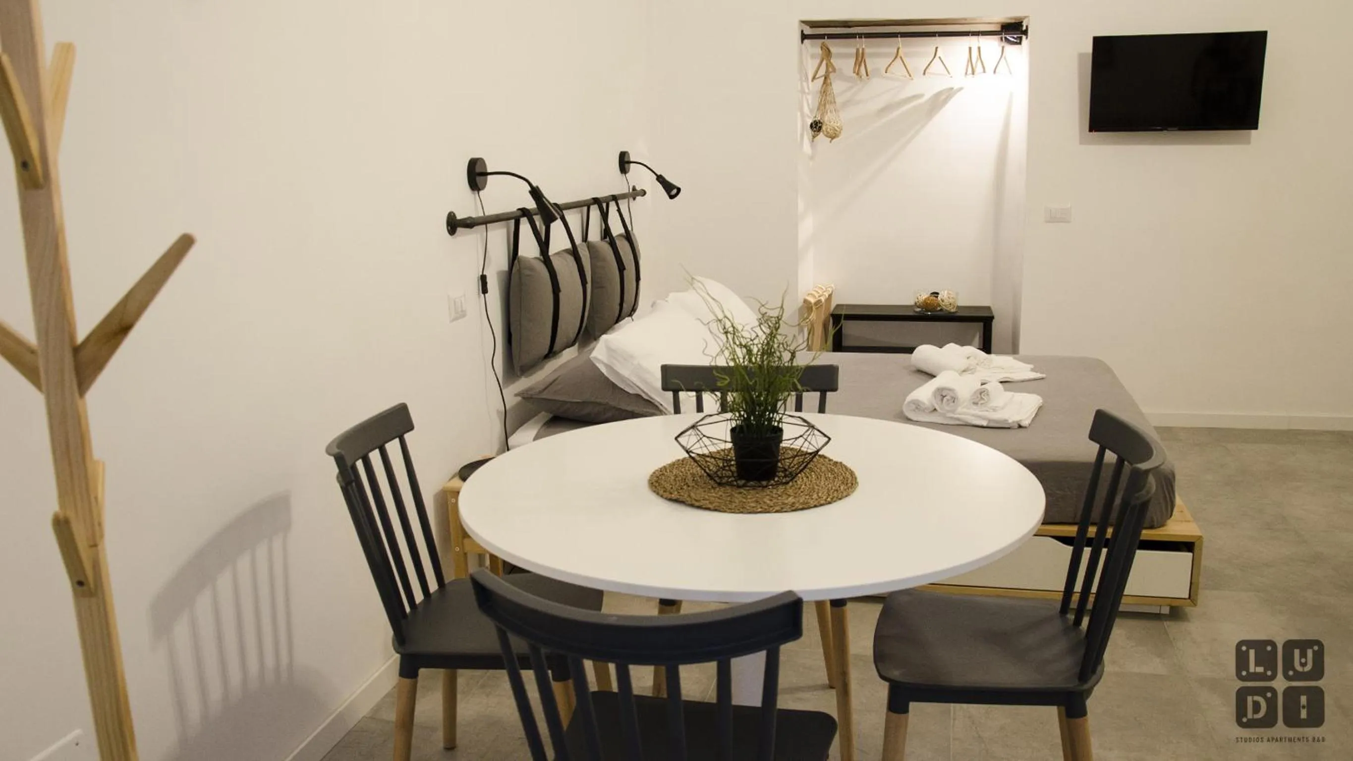 Dining area, Bed in Ludi Studios