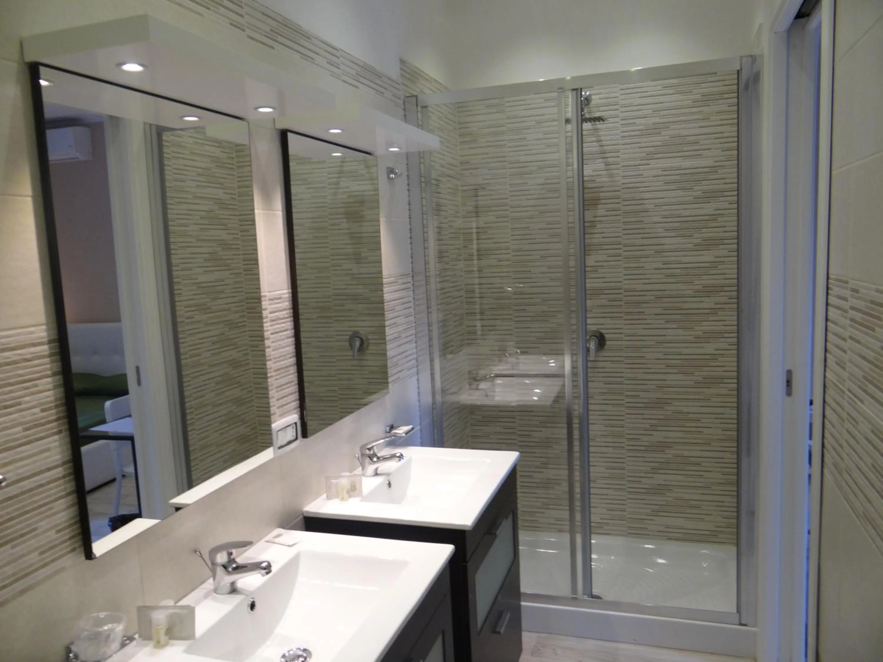 Shower in Monte Palace Palermo