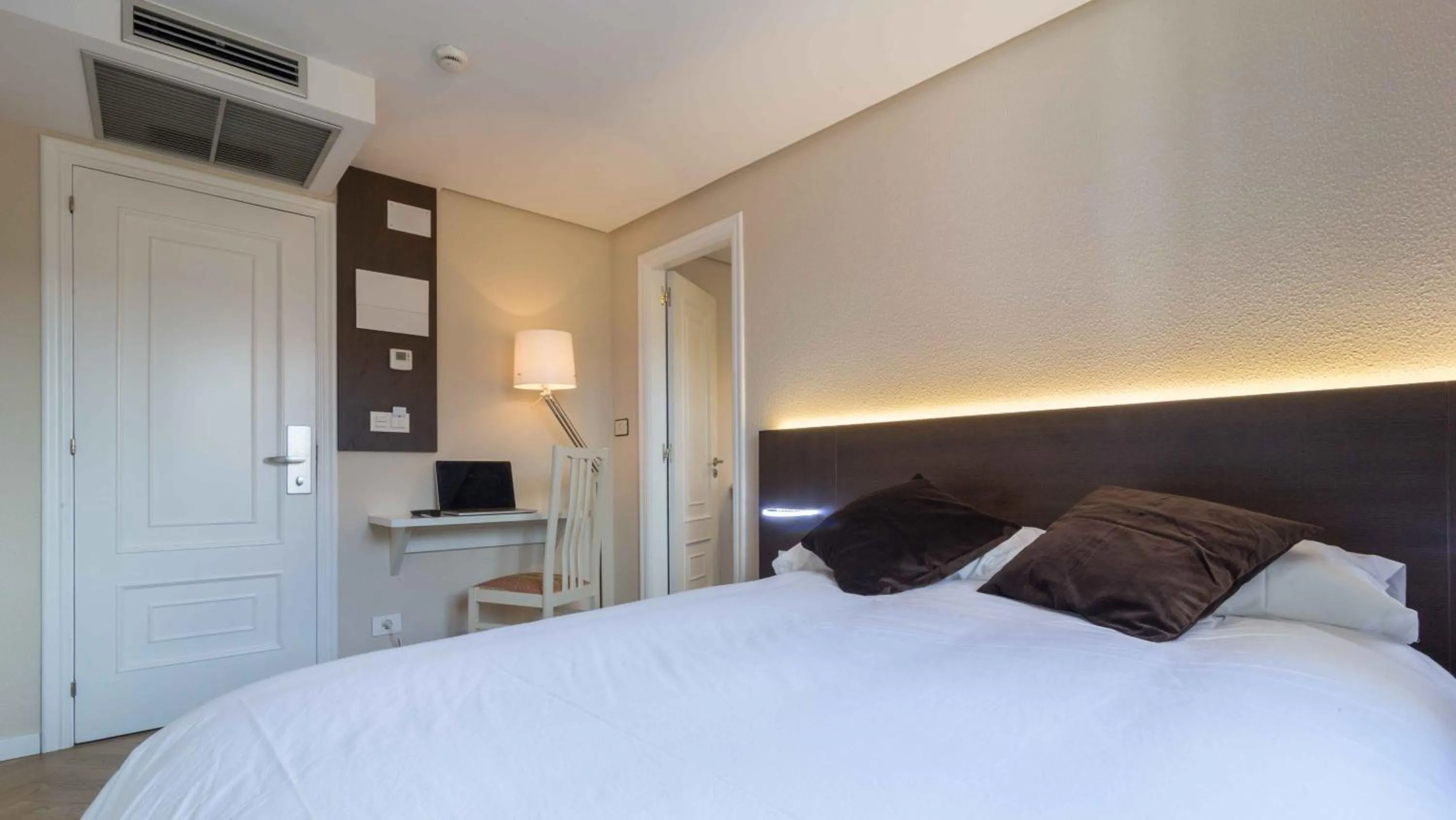 Photo of the whole room, Bed in Hotel Mogay