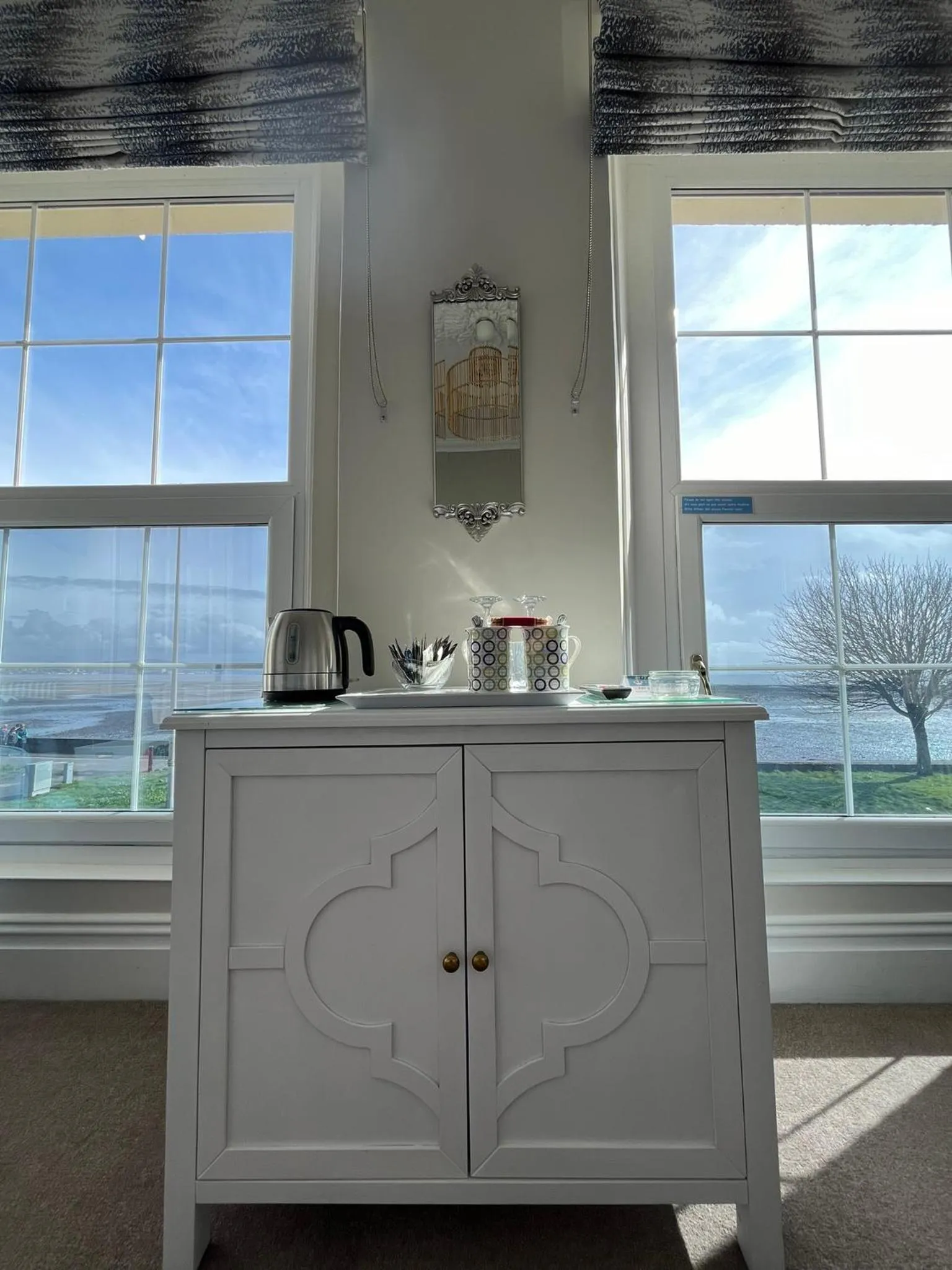 Coffee/tea facilities in Tides Reach Guest House