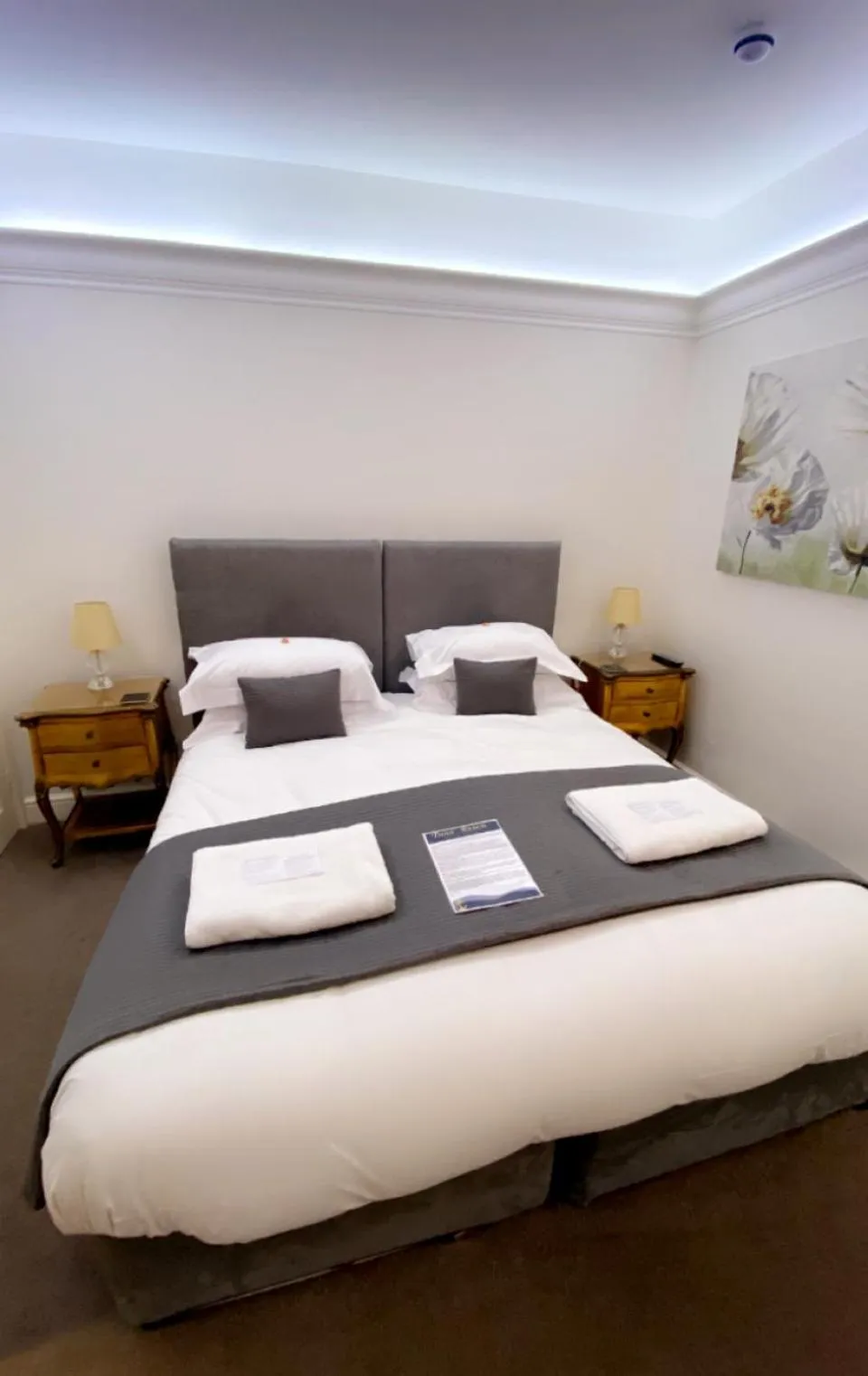 Bedroom, Bed in Tides Reach Guest House