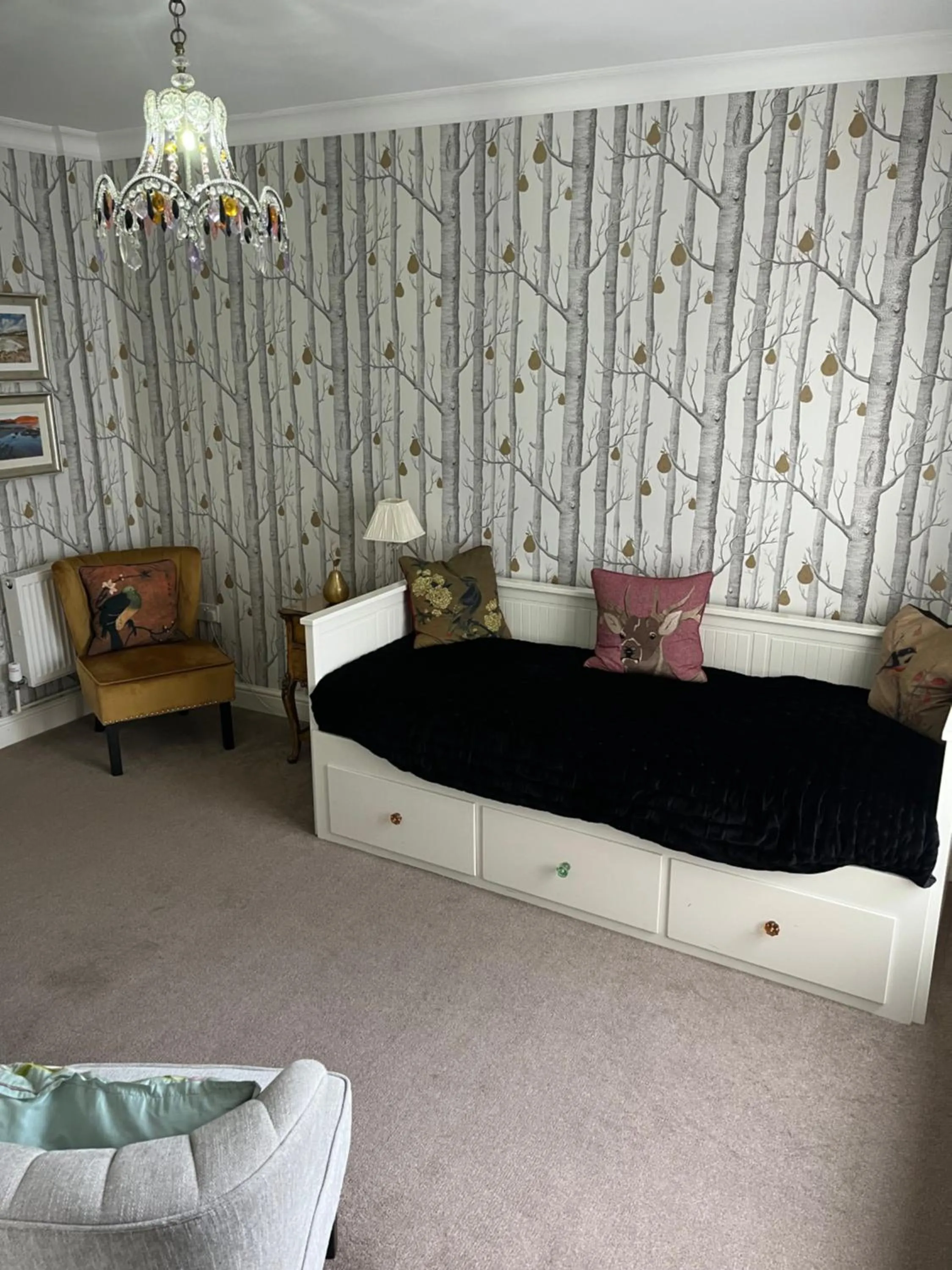 Seating area, Bed in Tides Reach Guest House