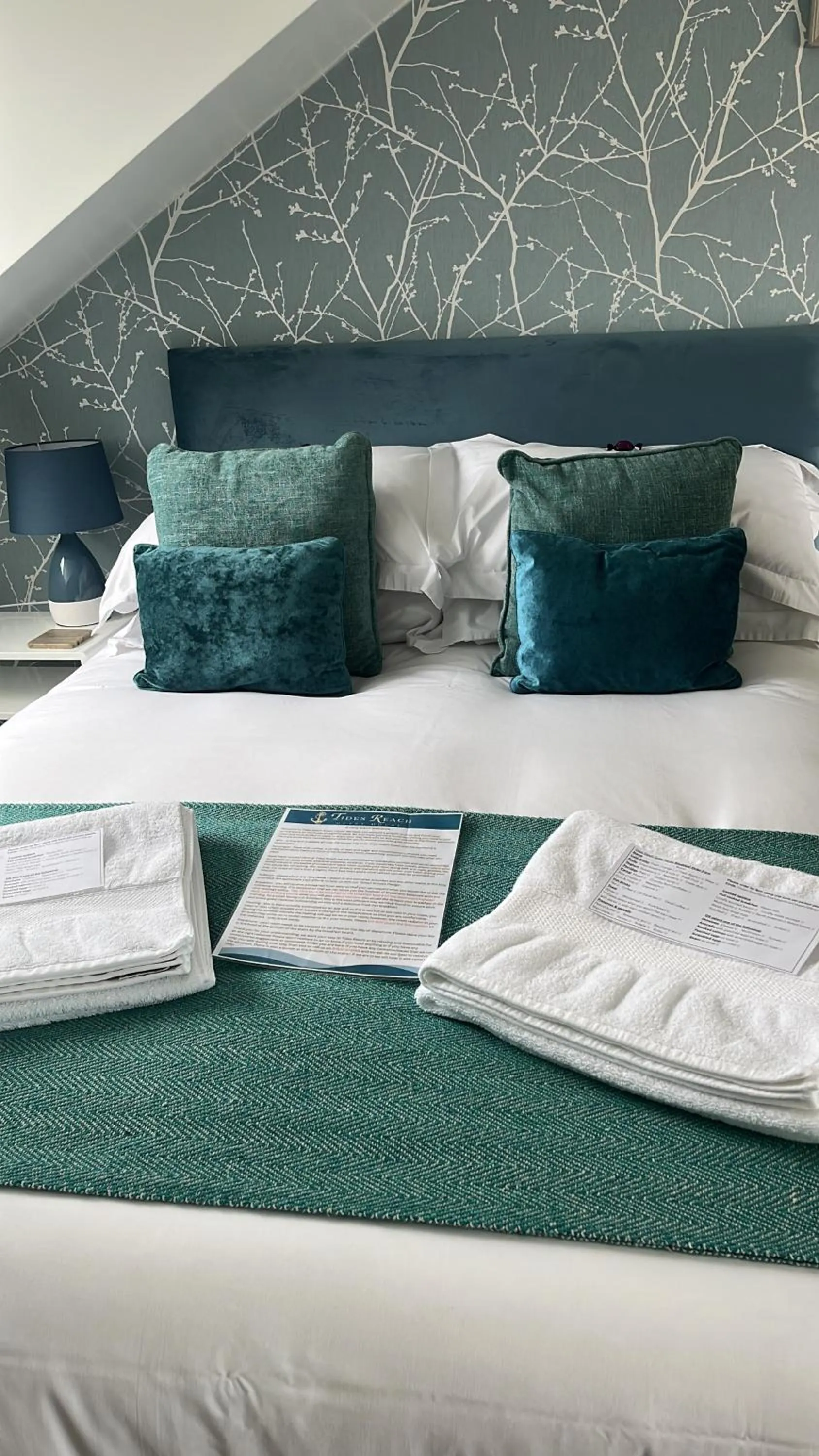 Bedroom, Bed in Tides Reach Guest House