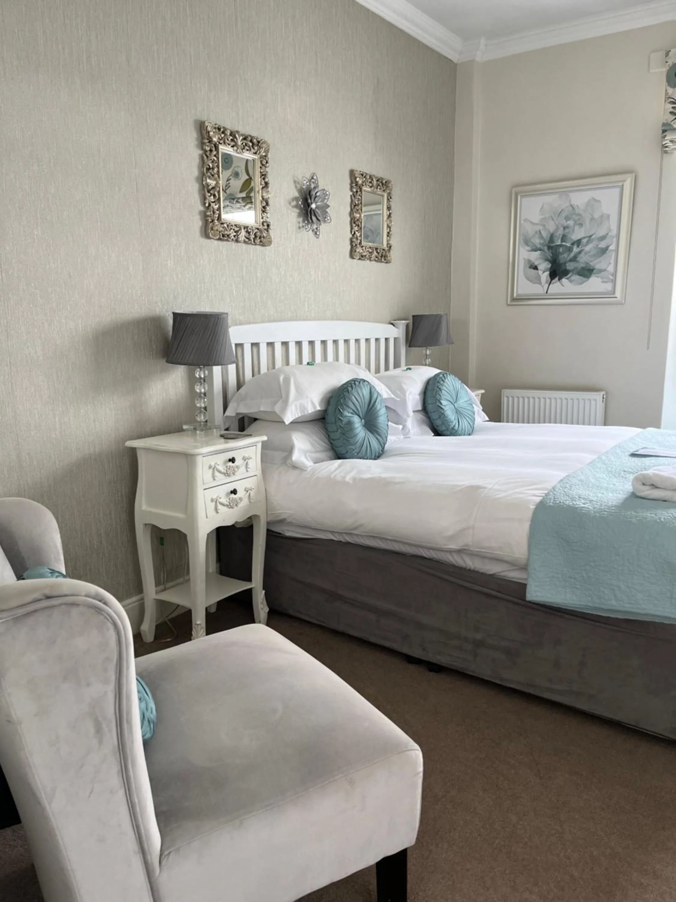 Photo of the whole room, Bed in Tides Reach Guest House