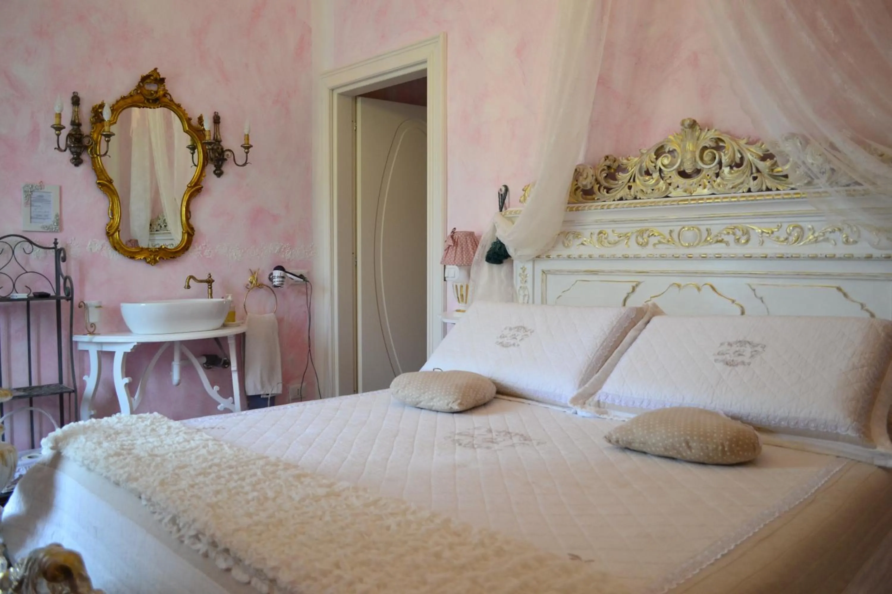 Photo of the whole room, Bed in B&B La Maison degli Angeli
