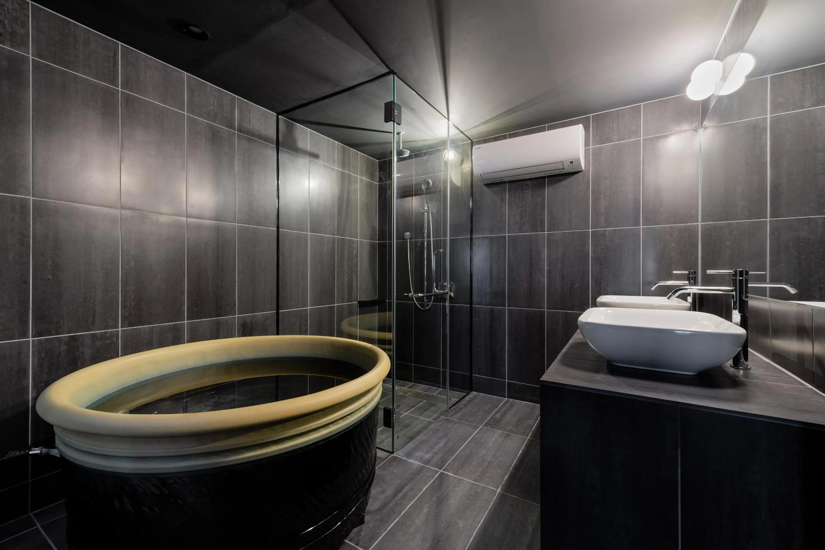 Shower in Nazuna Kyoto Gosho