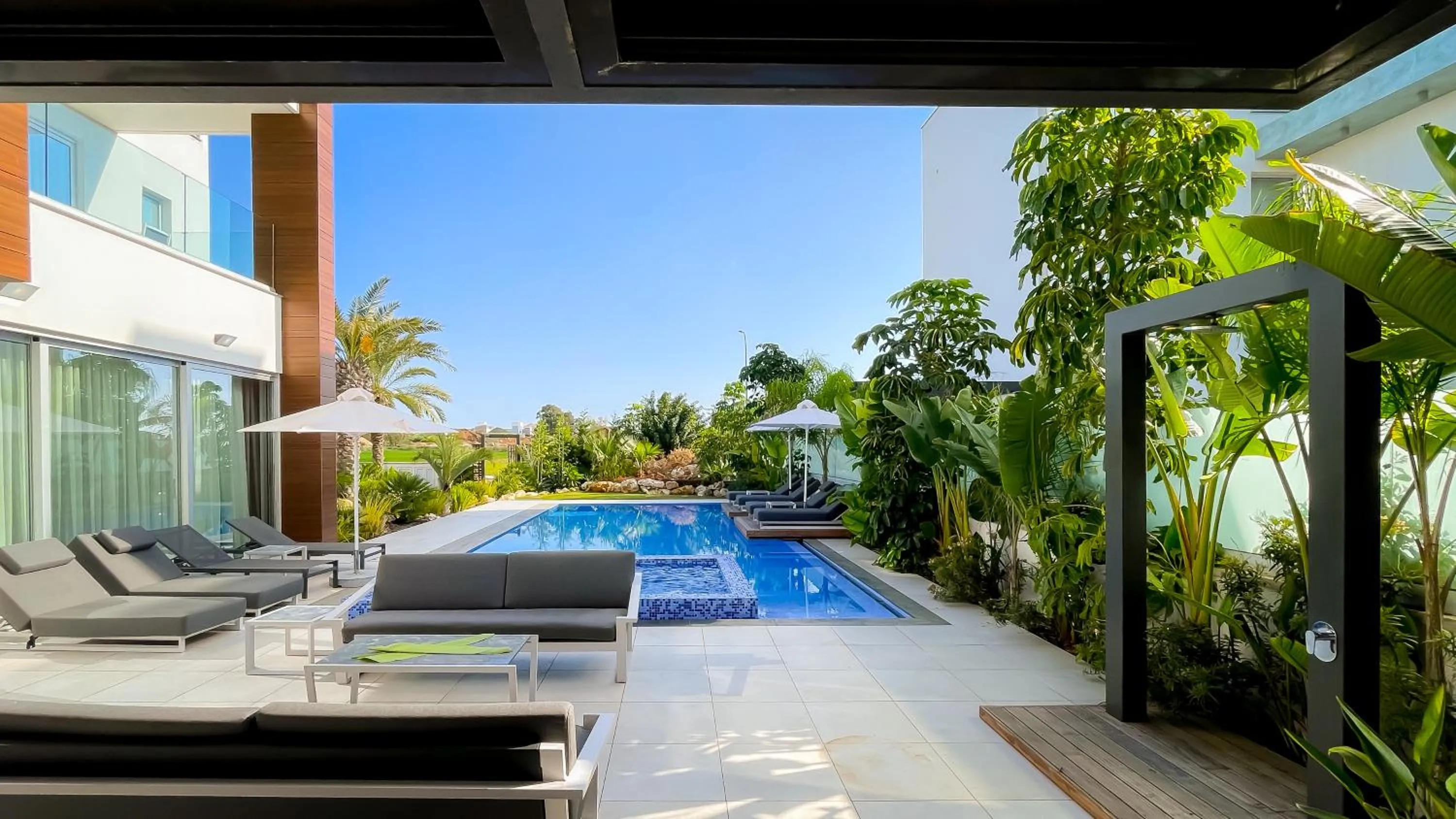 Garden view in Vivo Mare Beachfront-Seaview Villas