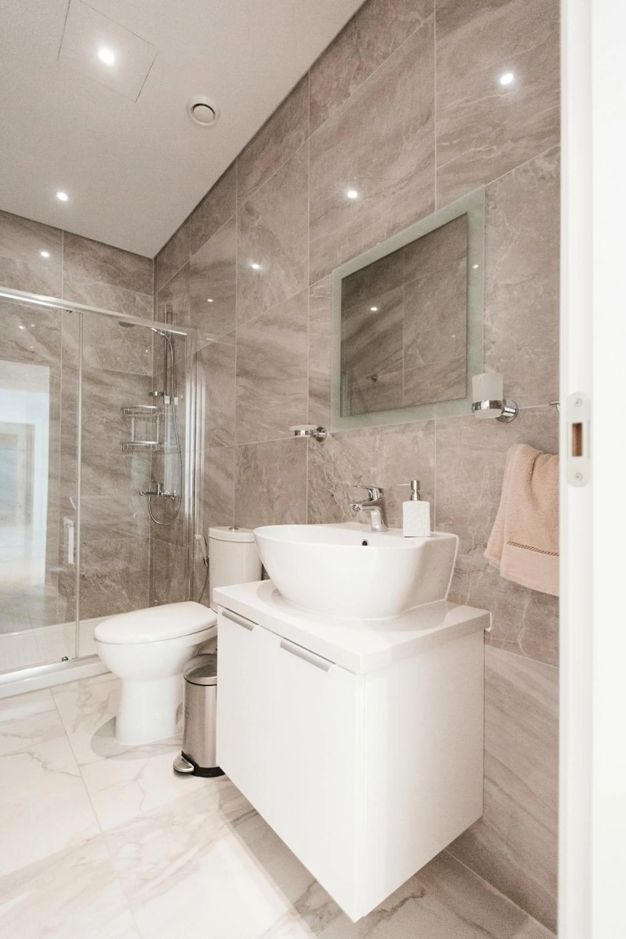 Bathroom in Vivo Mare Beachfront-Seaview Villas