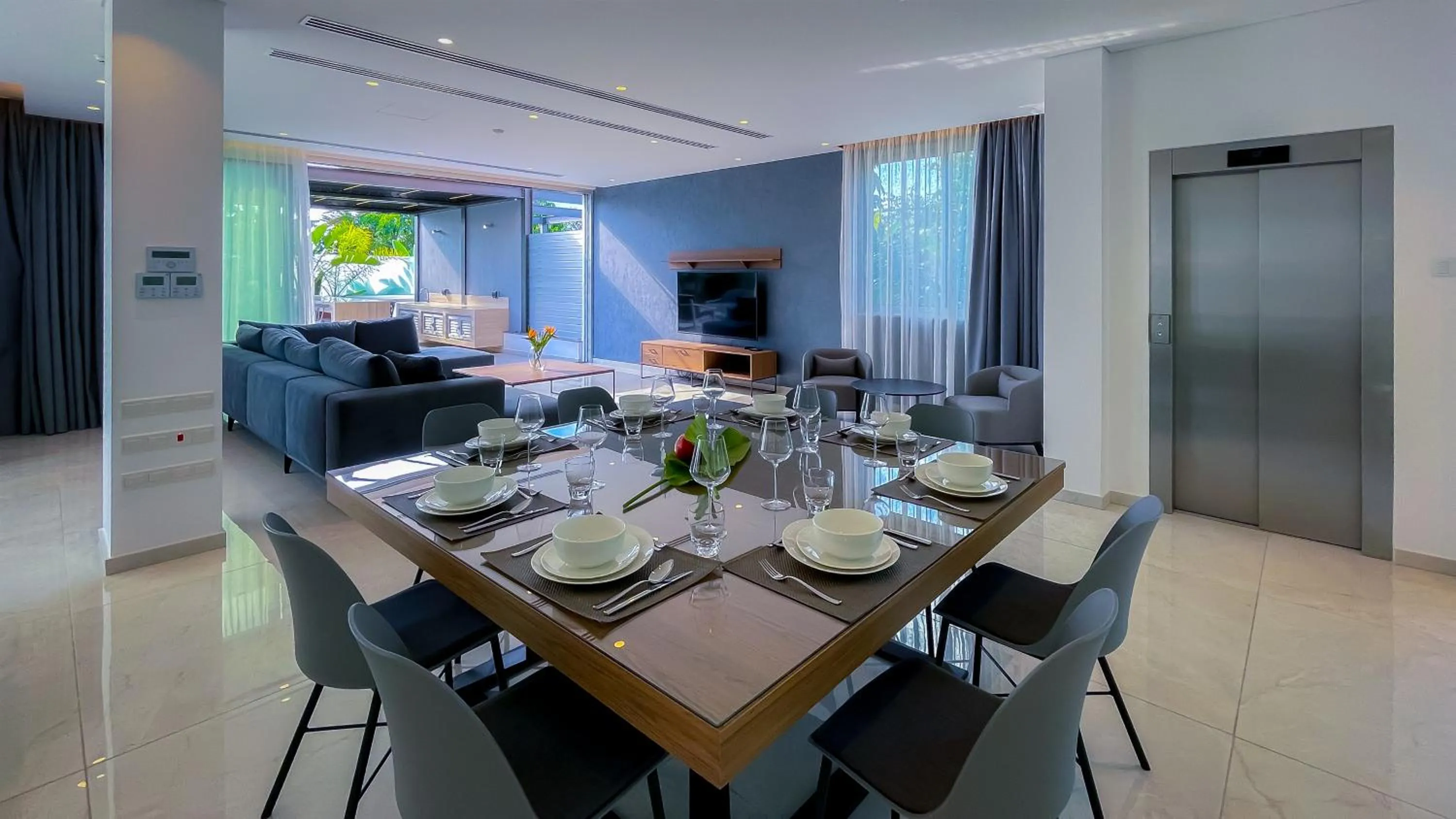 Communal lounge/ TV room in Vivo Mare Beachfront-Seaview Villas