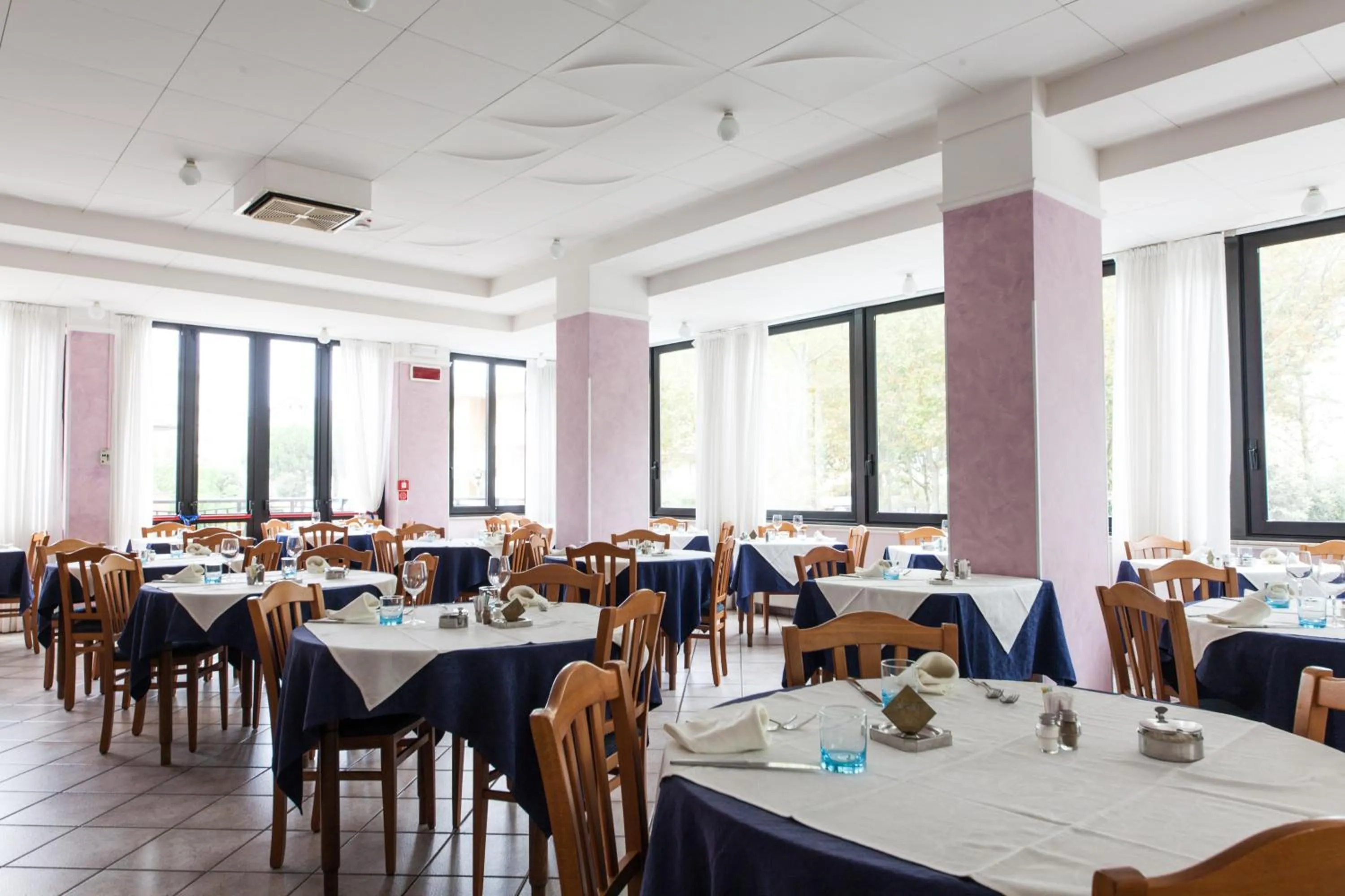 Restaurant/places to eat in Hotel Apollo