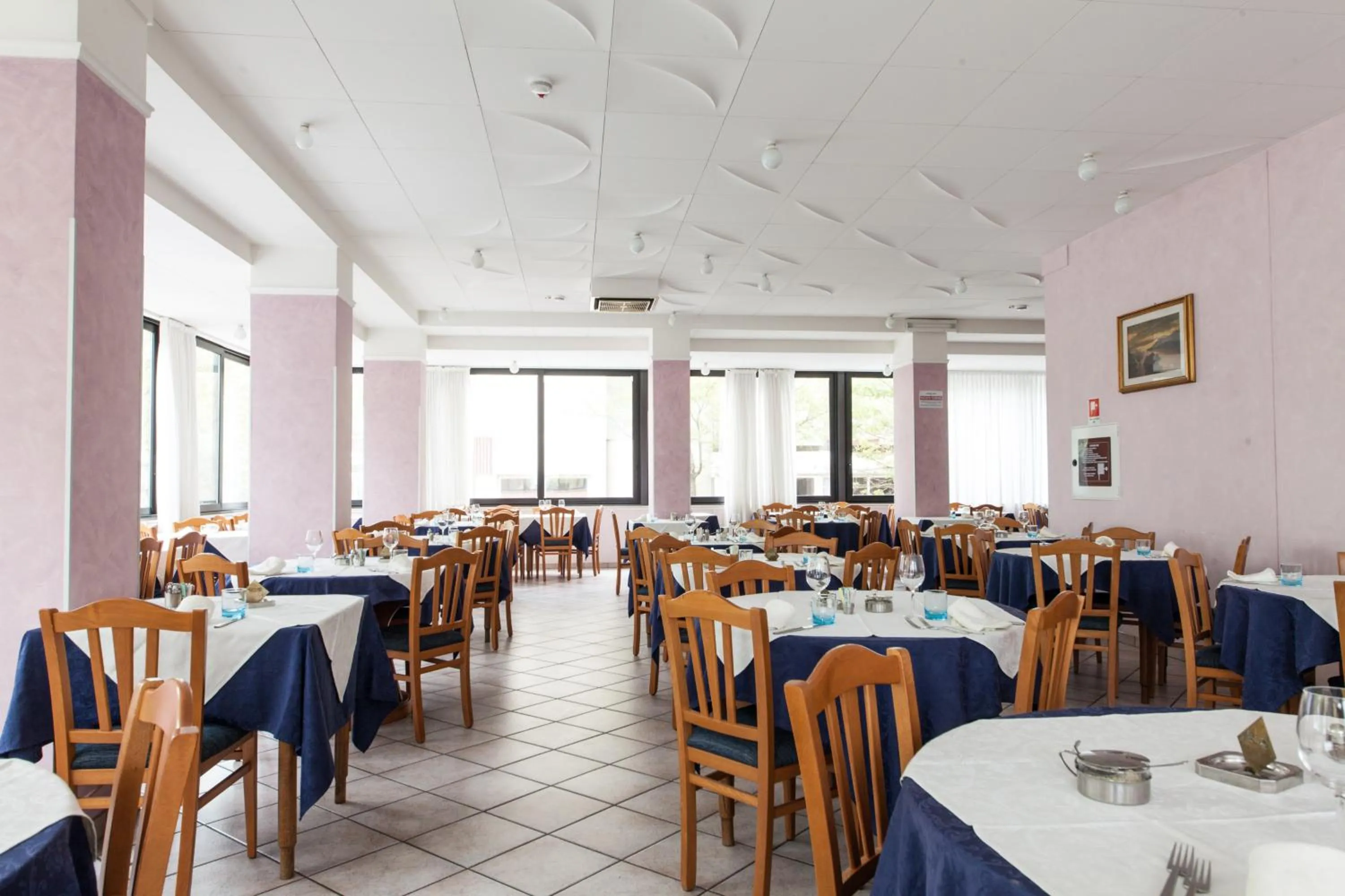Restaurant/places to eat in Hotel Apollo