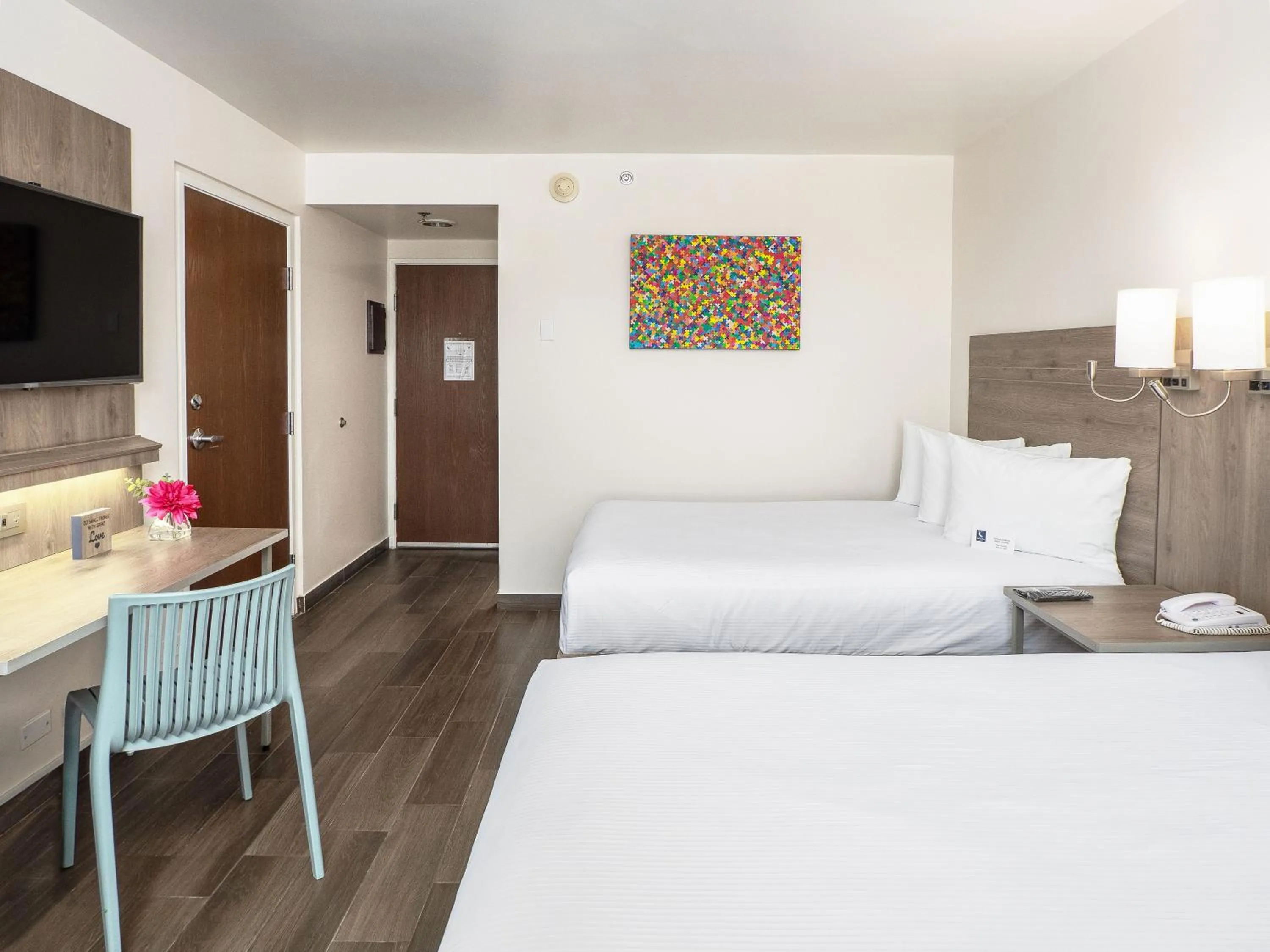 Bed in Hotel Mesaluna Near American Consulate