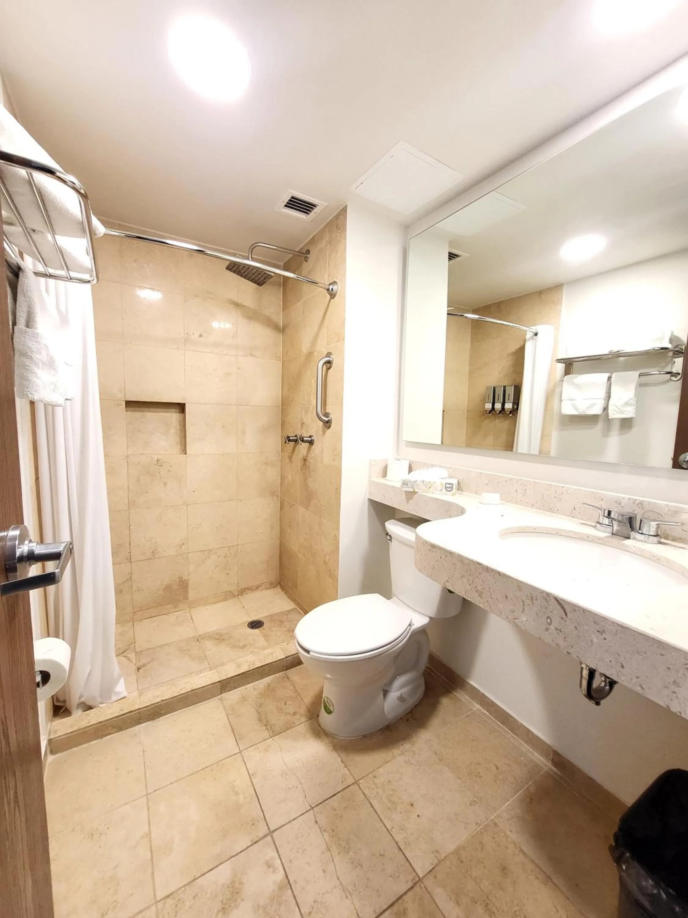 Bathroom in Hotel Mesaluna Near American Consulate