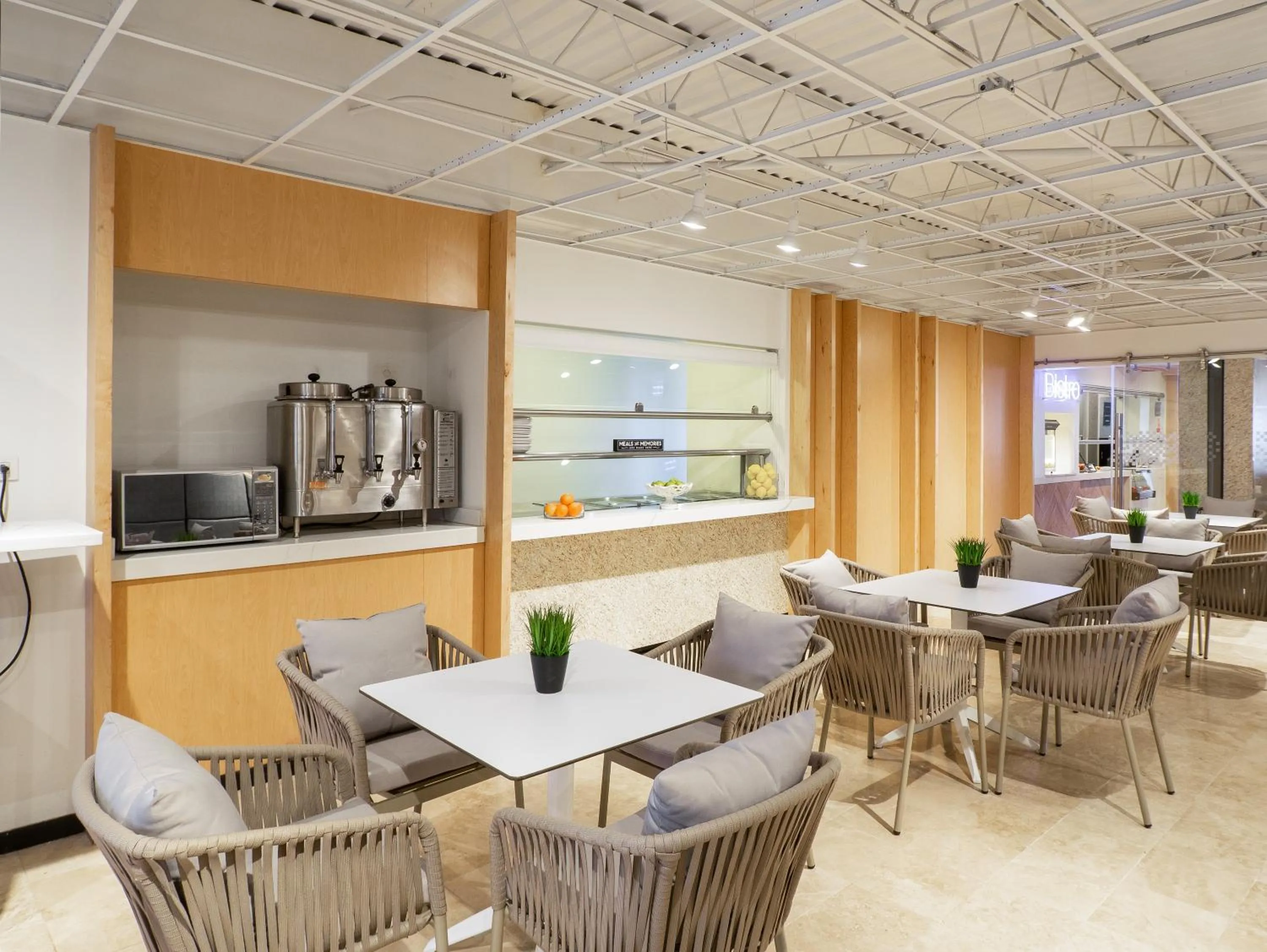 Restaurant/places to eat in Hotel Mesaluna Near American Consulate