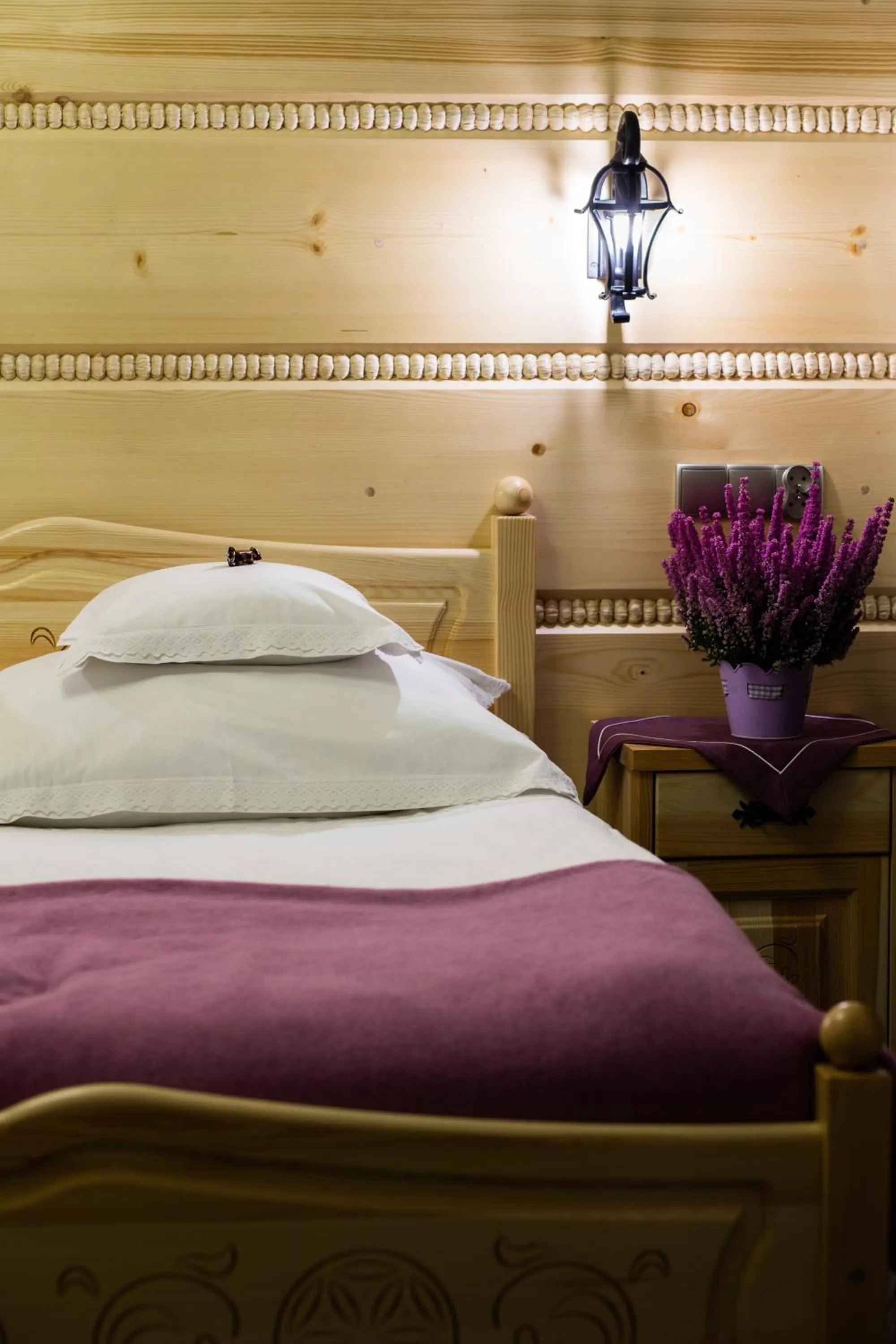 Decorative detail, Bed in ECO Willa Grand Karpatia Ski&Wellness