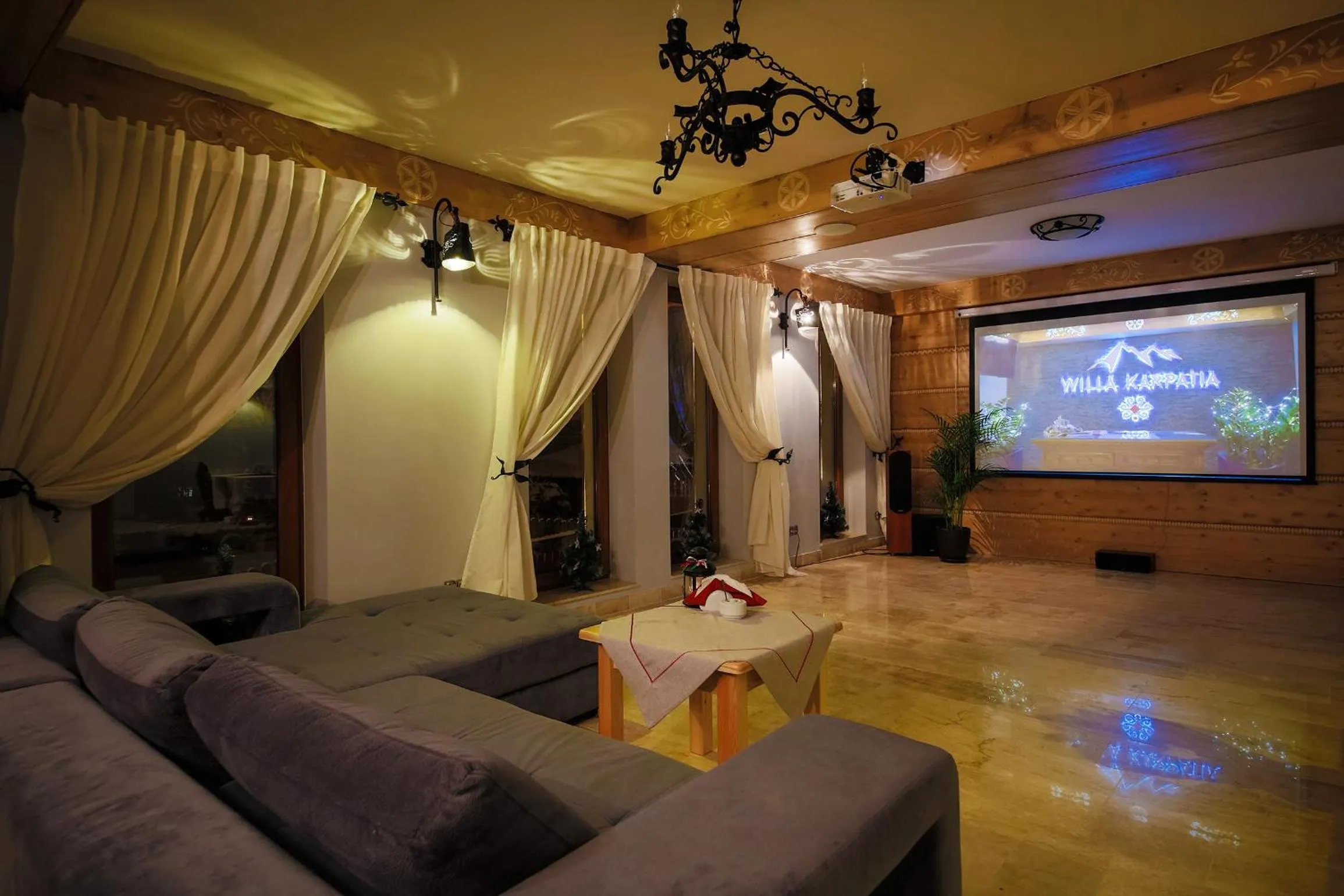 Communal lounge/ TV room in ECO Willa Grand Karpatia Ski&Wellness