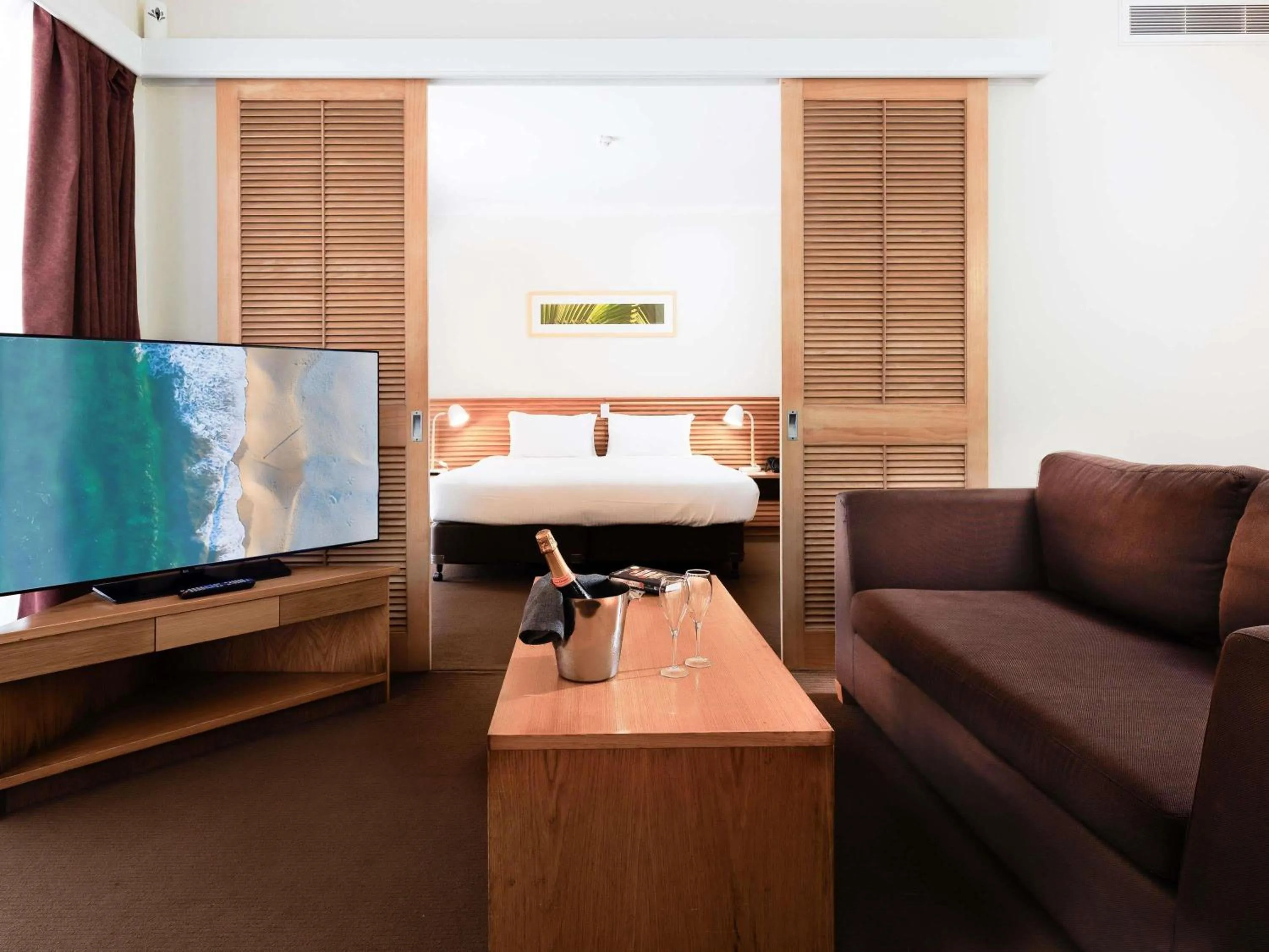 Bedroom, Bed in Novotel Sunshine Coast Resort